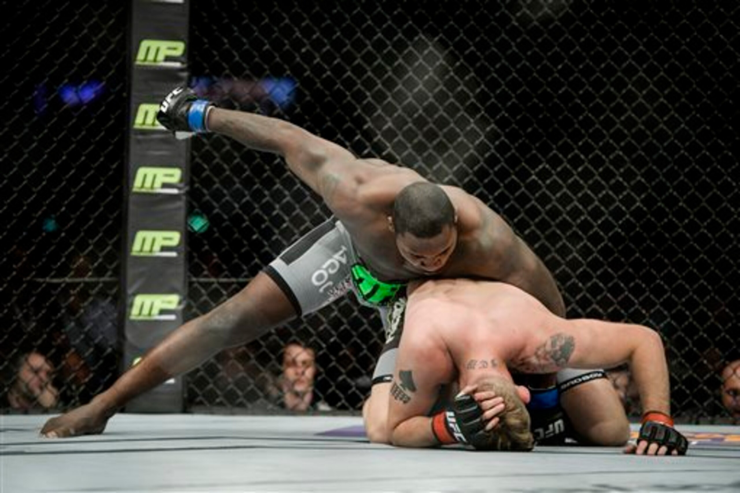 Johnson (tops) knocks out Alexander Gustafsson