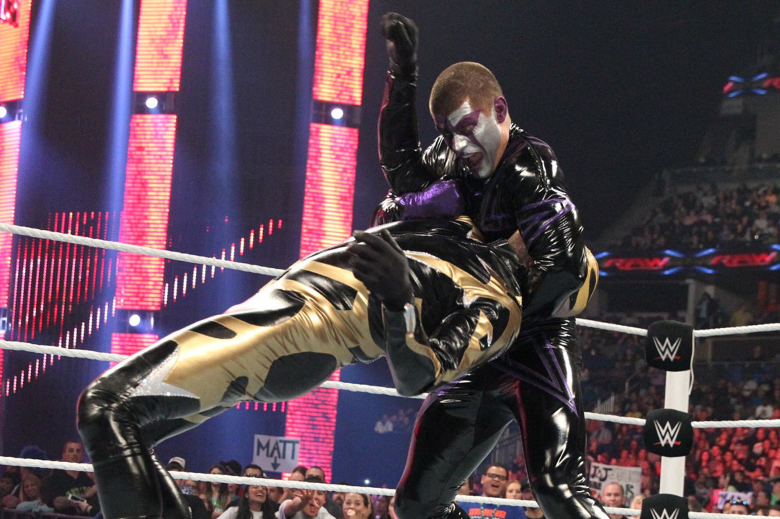 Stardust attacks Goldust. Stardust attacks Goldust.