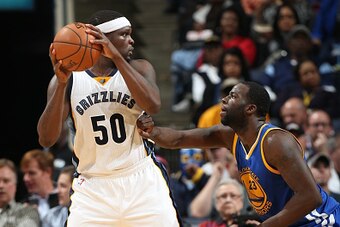 MEMPHIS, TN - DECEMBER 16:  Zach Randolph #50 of the Memphis Grizzlies handles the ball against Draymond Green #23 of the Golden State Warriors on December 16, 2014 at the FedExForum in Memphis, Tennessee.  NOTE TO USER: User expressly acknowledges and ag