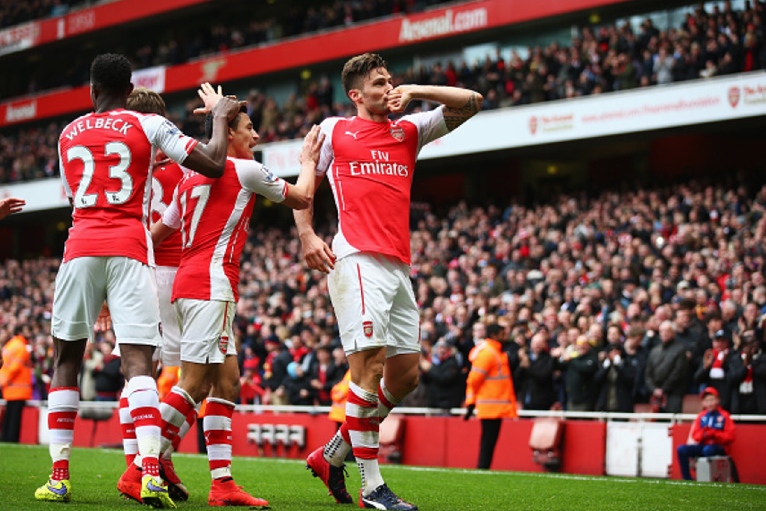 LONDON, ENGLAND - APRIL 04:  Olivier Giroud of Arsenal (R) celebrates with team mates after scoring his team's fourth goal during the Barclays Premier League match between Arsenal and Liverpool at Emirates Stadium on April 4, 2015 in London, England.  (Ph