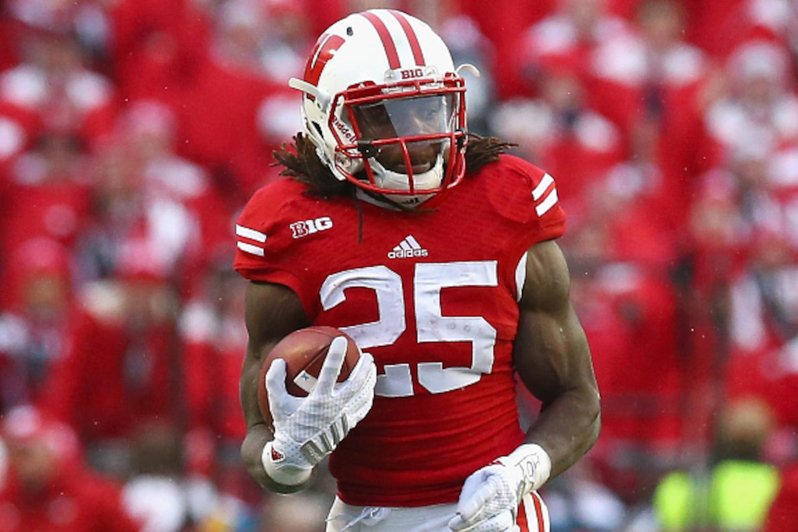 MADISON, WI - NOVEMBER 15:  Melvin Gordon #25 of the Wisconsin Badgers runs the ball against the Nebraska Cornhuskers at Camp Randall Stadium on November 15, 2014 in Madison, Wisconsin.  (Photo by Ronald Martinez/Getty Images)