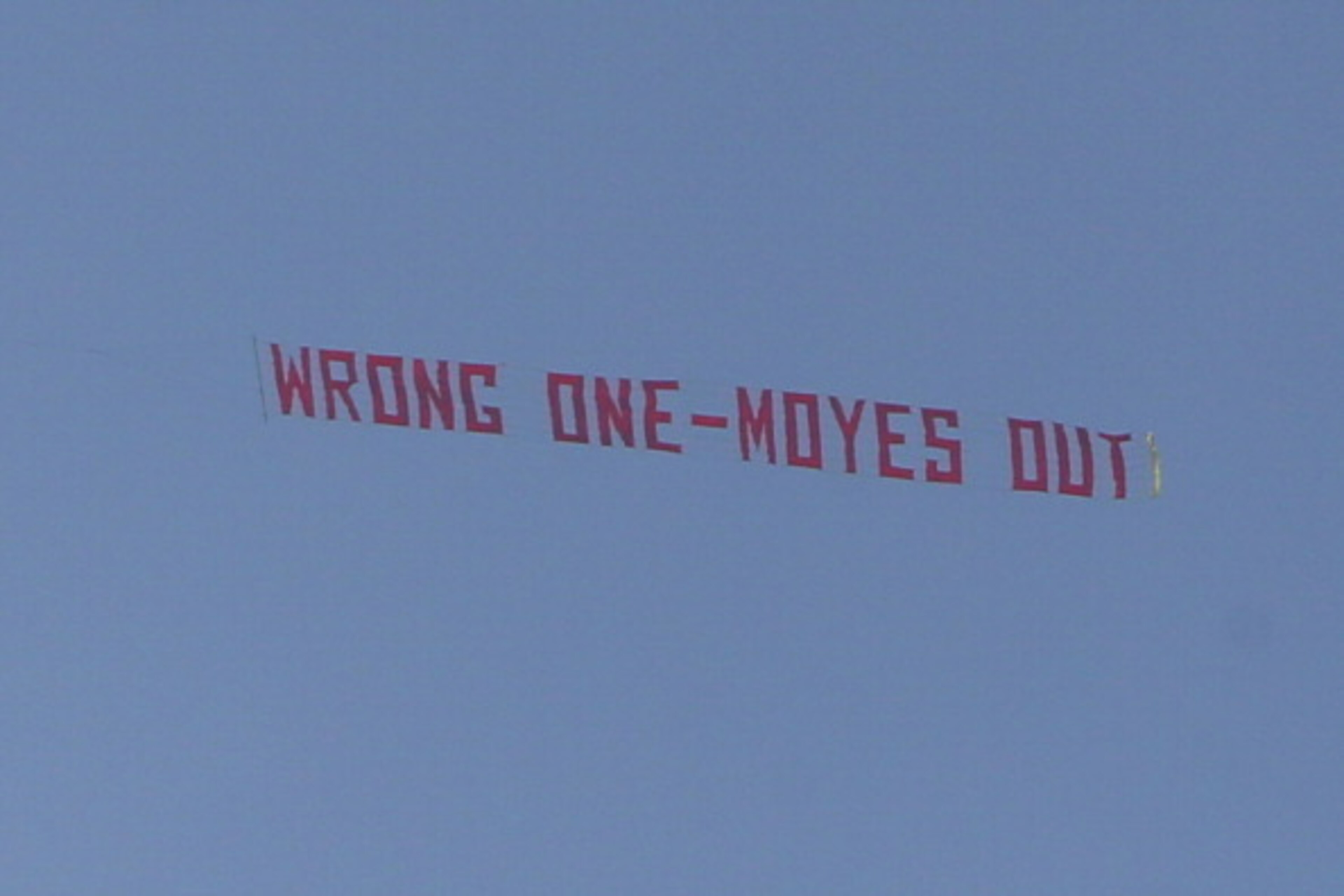 MANCHESTER, ENGLAND - MARCH 29: A plane flies overhead with a banner criticising Manchester United Manager David Moyes during the Barclays Premier League match between Manchester United and Aston Villa at Old Trafford on March 29, 2014 in Manchester, Eng MANCHESTER, ENGLAND - MARCH 29: A plane flies overhead with a banner criticising Manchester United Manager David Moyes during the Barclays Premier League match between Manchester United and Aston Villa at Old Trafford on March 29, 2014 in Manchester, Eng