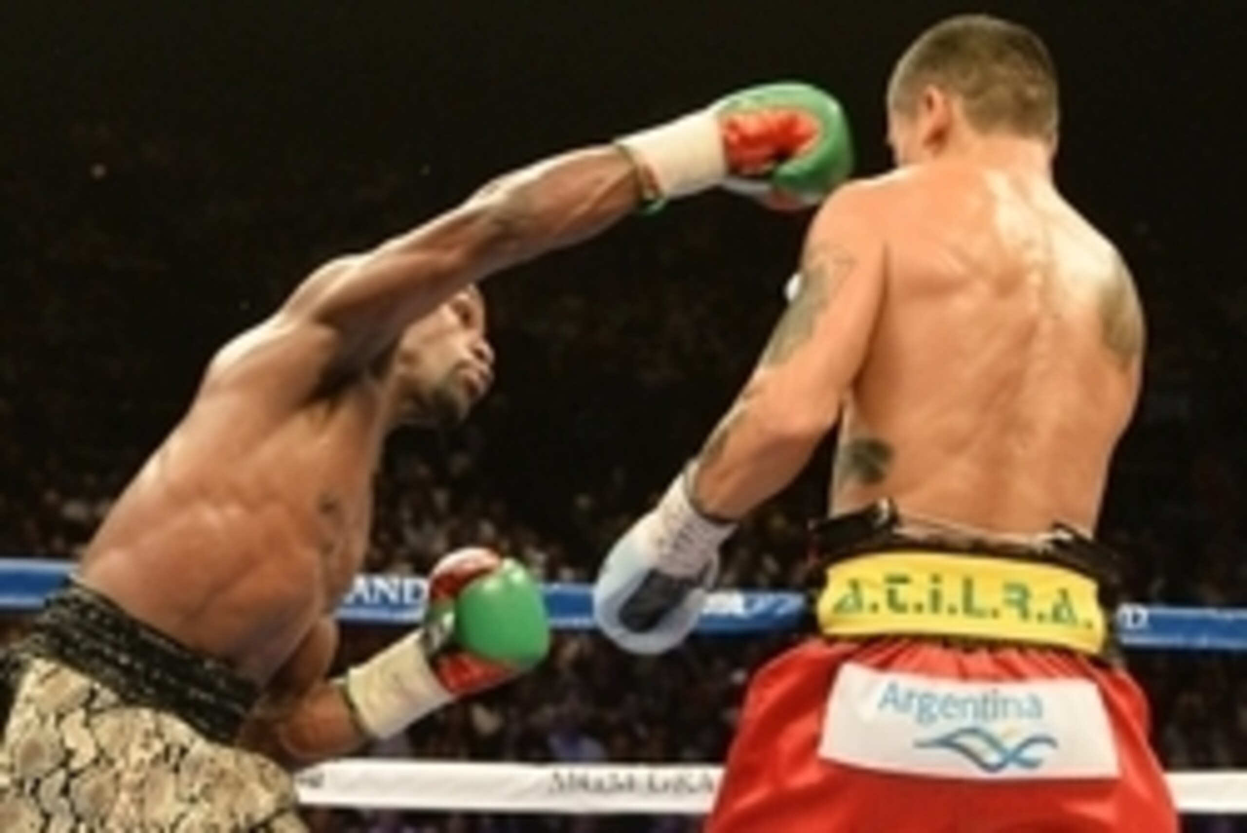 Sep 13, 2014; Las Vegas, NV, USA; Floyd Mayweather (green gloves) and Marcos Maidana (blue gloves) fight during their WBC & WBA Welterweight and WBC Superwelter Weight title bout at the MGM Grand Garden Arena. Mandatory Credit: Jayne Kamin-Oncea-USA TODAY Sep 13, 2014; Las Vegas, NV, USA; Floyd Mayweather (green gloves) and Marcos Maidana (blue gloves) fight during their WBC & WBA Welterweight and WBC Superwelter Weight title bout at the MGM Grand Garden Arena. Mandatory Credit: Jayne Kamin-Oncea-USA TODAY