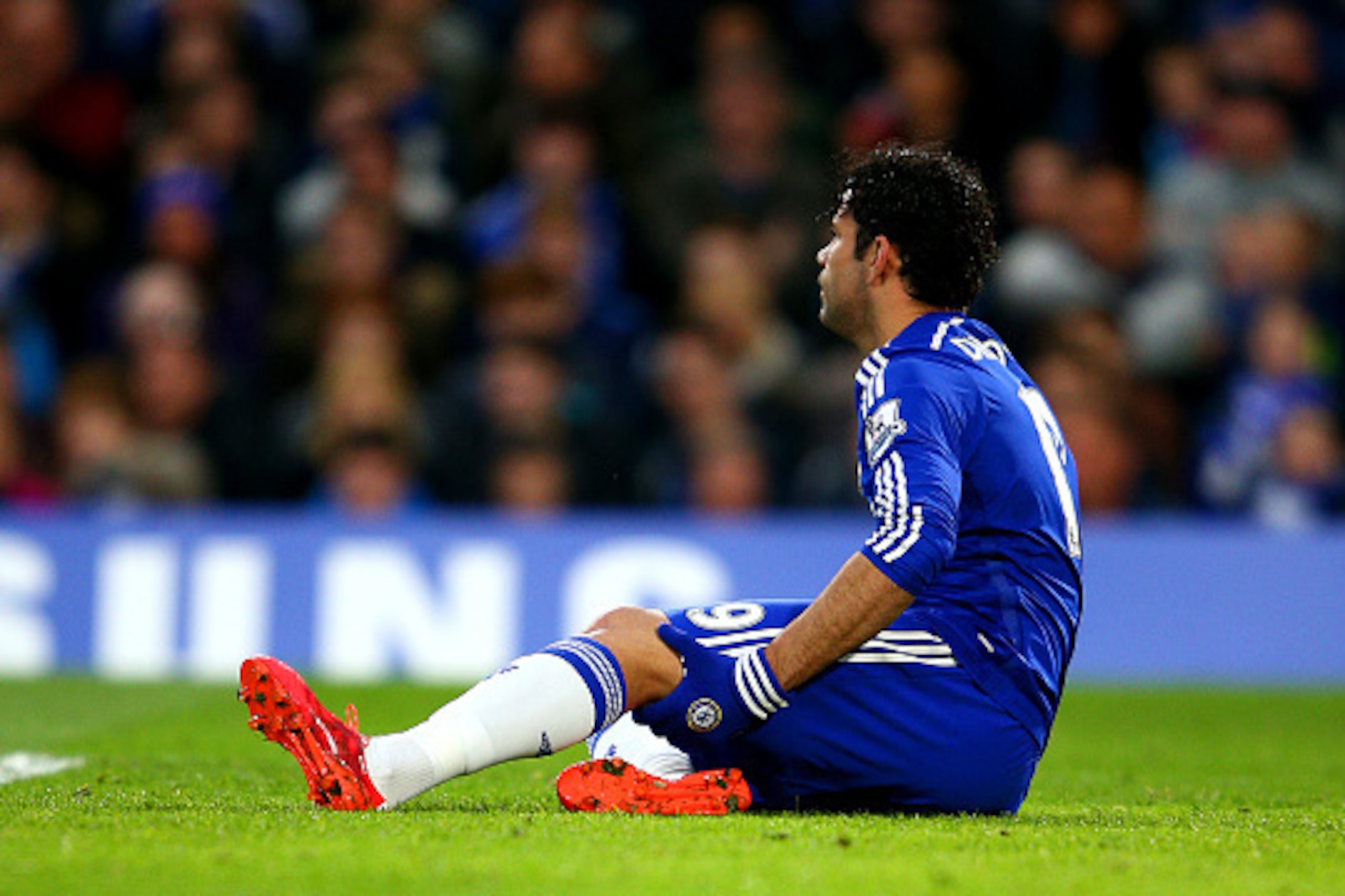 LONDON, ENGLAND - APRIL 04: Diego Costa of Chelsea holds his leg as he sits on the turf before leaving the pitch injured during the Barclays Premier League match between Chelsea and Stoke City at Stamford Bridge on April 4, 2015 in London, England. (Pho LONDON, ENGLAND - APRIL 04: Diego Costa of Chelsea holds his leg as he sits on the turf before leaving the pitch injured during the Barclays Premier League match between Chelsea and Stoke City at Stamford Bridge on April 4, 2015 in London, England. (Pho