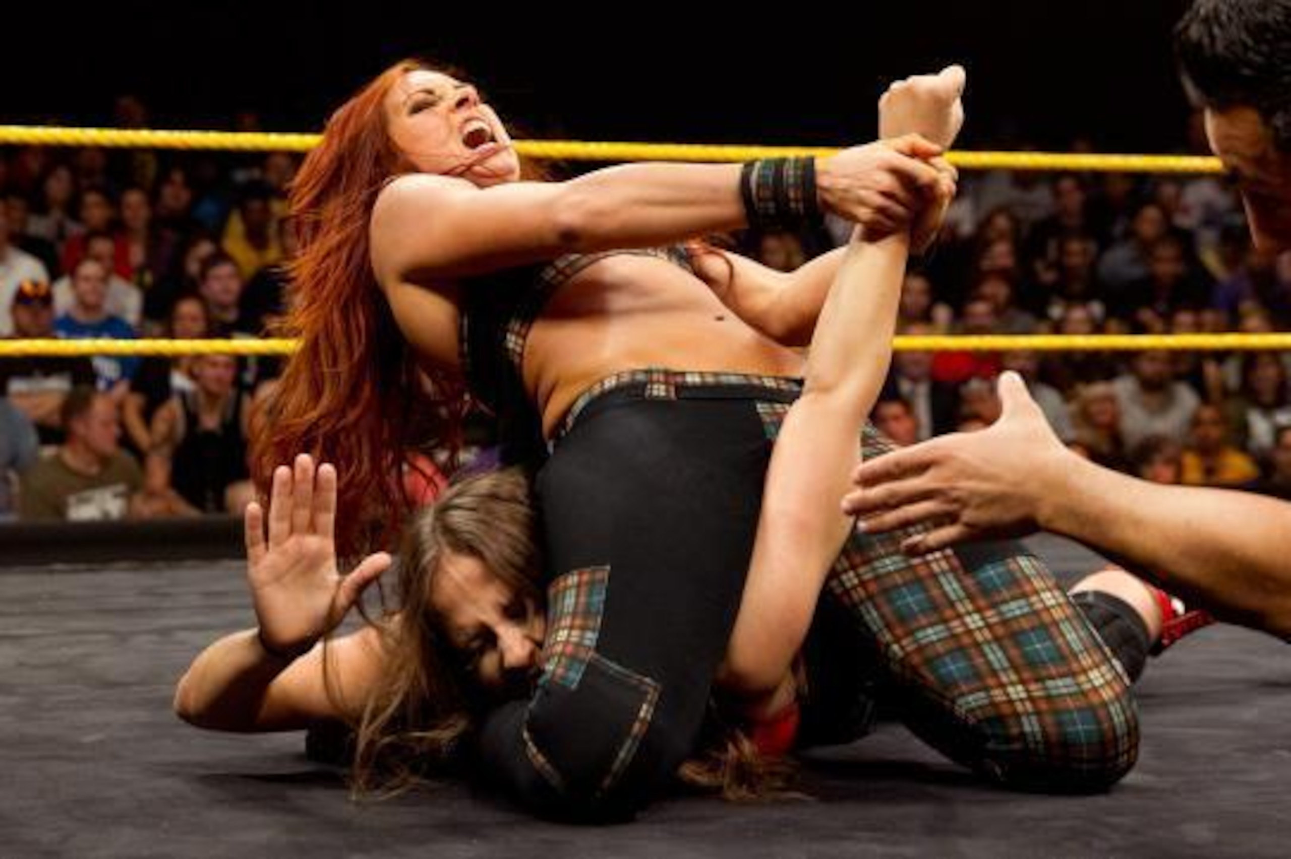 Becky Lynch forces Sarah Dobson to tap out. Becky Lynch forces Sarah Dobson to tap out.