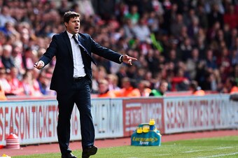 SOUTHAMPTON, ENGLAND - APRIL 25:  Manager Mauricio Pochettino of Spurs on the touchline during the Barclays Premier League match between Southampton and Tottenham Hotspur at St Mary's Stadium on April 25, 2015 in Southampton, England.  (Photo by Mike Hewi