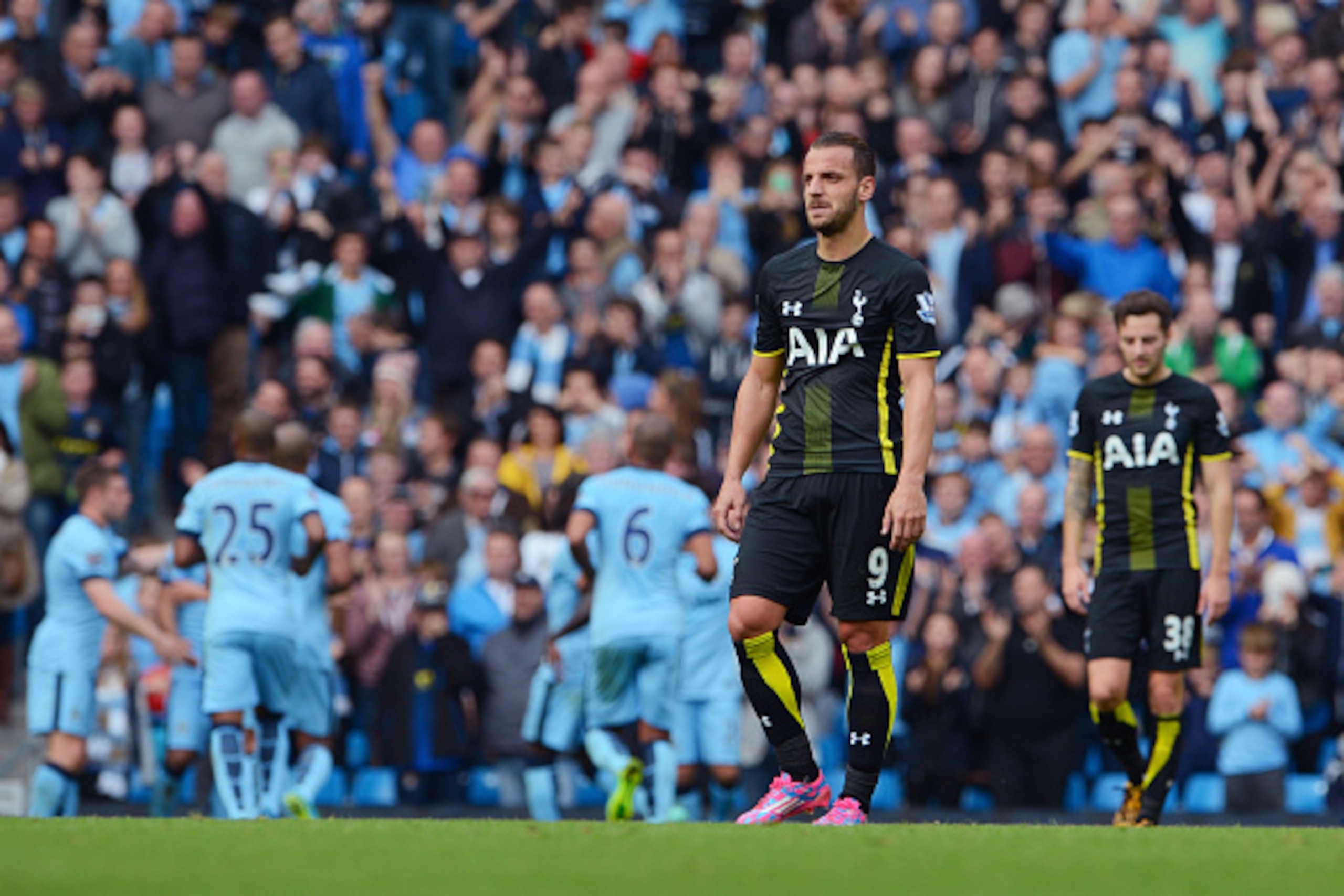 MANCHESTER, ENGLAND - OCTOBER 18:  A dejected Roberto Soldado of Spurs looks on after his team concedes a third goal during the Barclays Premier League match between Manchester City and Tottenham Hotspur at Etihad Stadium on October 18, 2014 in Manchester