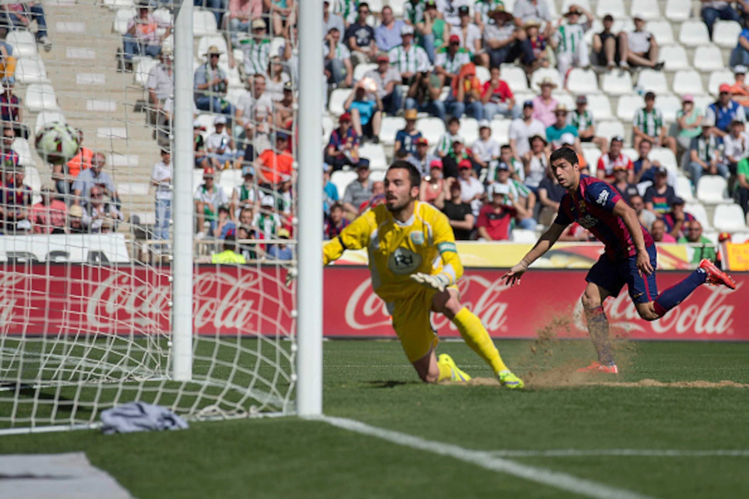 CORDOBA, SPAIN - MAY 02: Luis Suarez (R) of FC Barcelona scores their fourth goal past goalkeeper Juan Carlos Martin (L) of Cordoba CF during the La Liga match between Cordoba CF and Barcelona FC at El Arcangel stadium on May 2, 2015 in Cordoba, Spain.  (