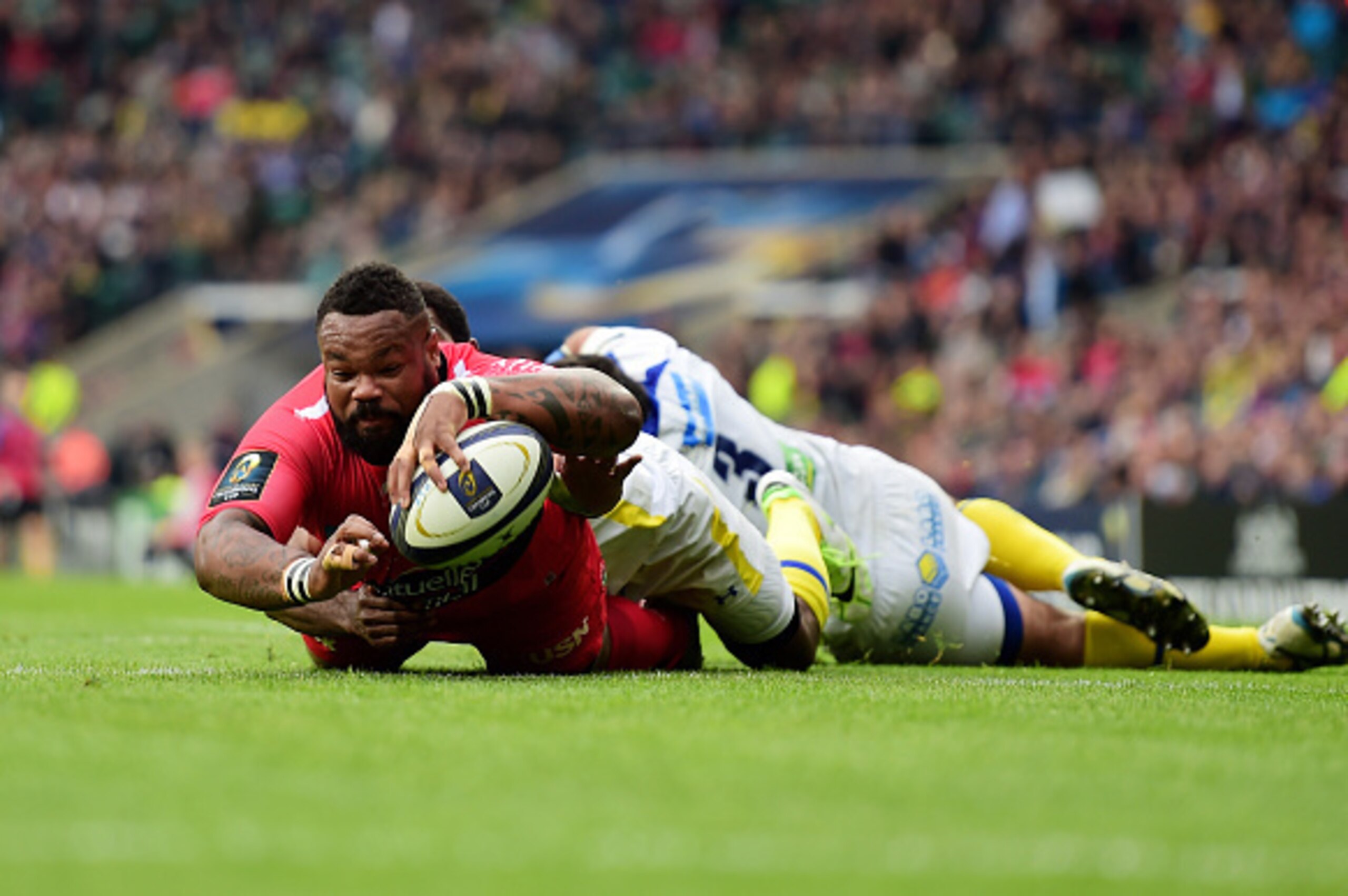 LONDON, ENGLAND - MAY 02: Mathieu Bastareaud of Toulon barges over to score his team's first try during the European Rugby Champions Cup Final match between ASM Clermont Auvergne and RC Toulon at Twickenham Stadium on May 2, 2015 in London, England. (Ph LONDON, ENGLAND - MAY 02: Mathieu Bastareaud of Toulon barges over to score his team's first try during the European Rugby Champions Cup Final match between ASM Clermont Auvergne and RC Toulon at Twickenham Stadium on May 2, 2015 in London, England. (Ph