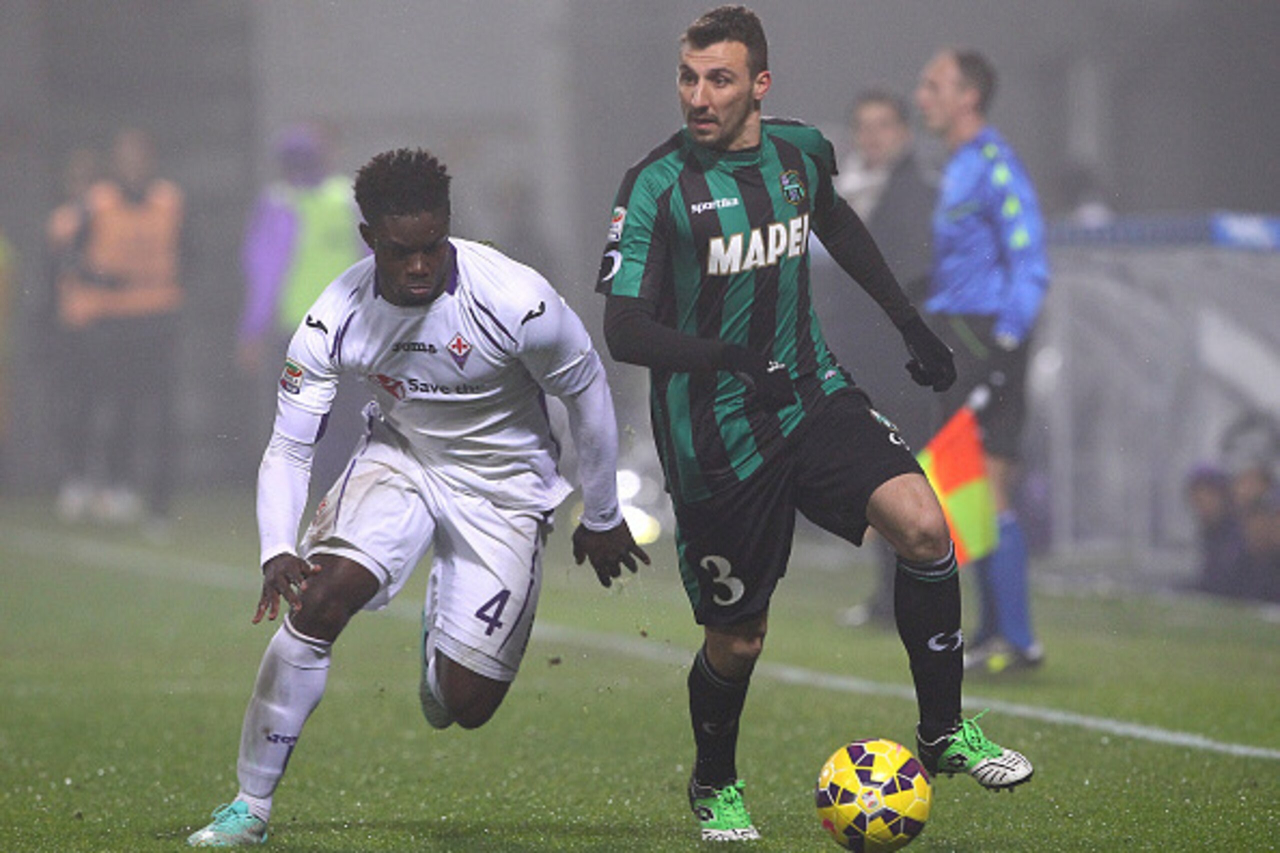 REGGIO NELL'EMILIA, ITALY - FEBRUARY 14:  Alessandro Longhi (R) of US Sassuolo Calcio is challenged by Micah Richards (L)  of ACF Fiorentina during the Serie A match between US Sassuolo Calcio and ACF Fiorentina on February 14, 2015 in Reggio nell'Emilia,