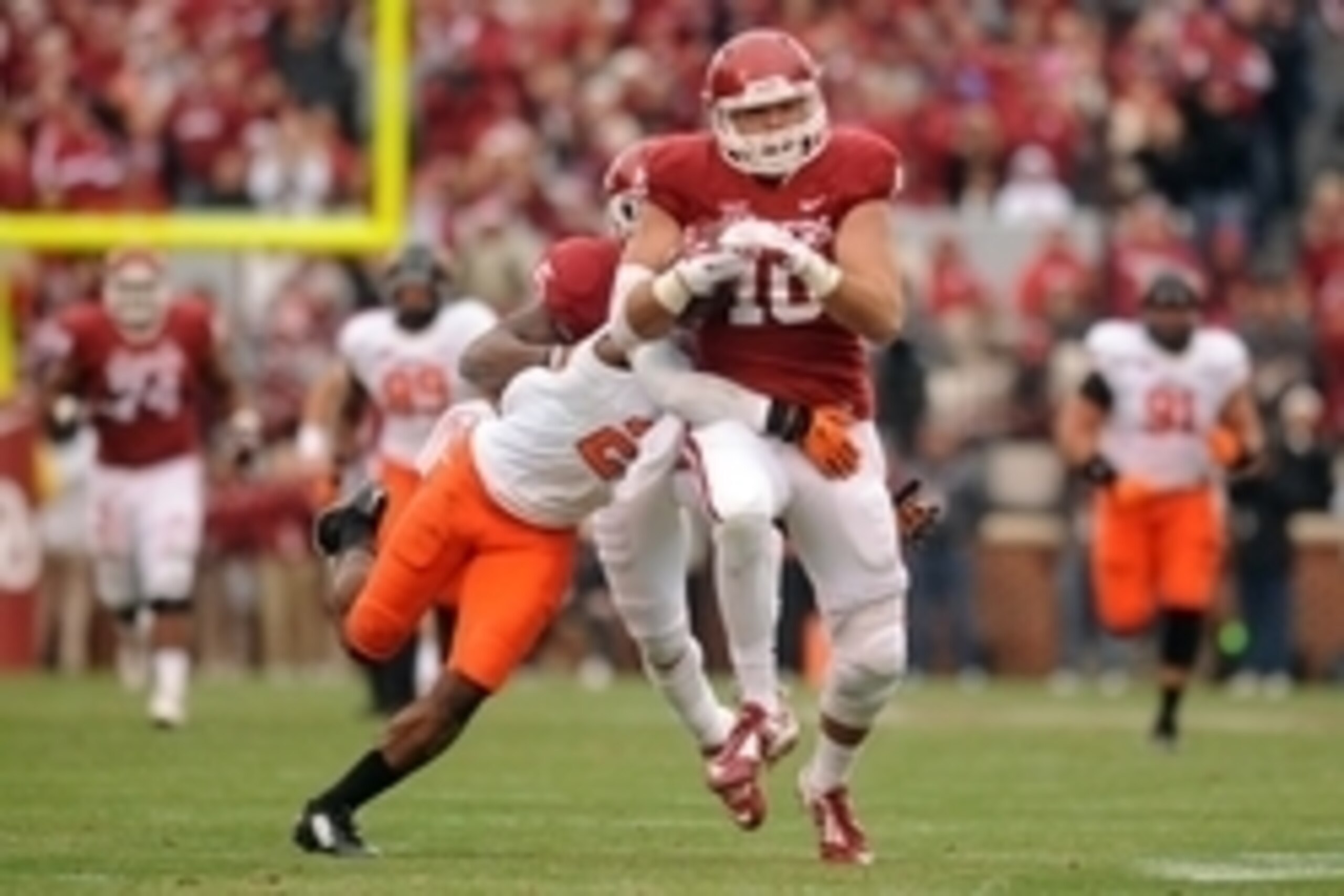 Dec 6, 2014; Norman, OK, USA; Oklahoma Sooners tight end Blake Bell (10) runs the ball while being pursued by Oklahoma State Cowboys cornerback Darius Curry (2) during the second quarter at Gaylord Family - Oklahoma Memorial Stadium. Mandatory Credit: Mar Dec 6, 2014; Norman, OK, USA; Oklahoma Sooners tight end Blake Bell (10) runs the ball while being pursued by Oklahoma State Cowboys cornerback Darius Curry (2) during the second quarter at Gaylord Family - Oklahoma Memorial Stadium. Mandatory Credit: Mar
