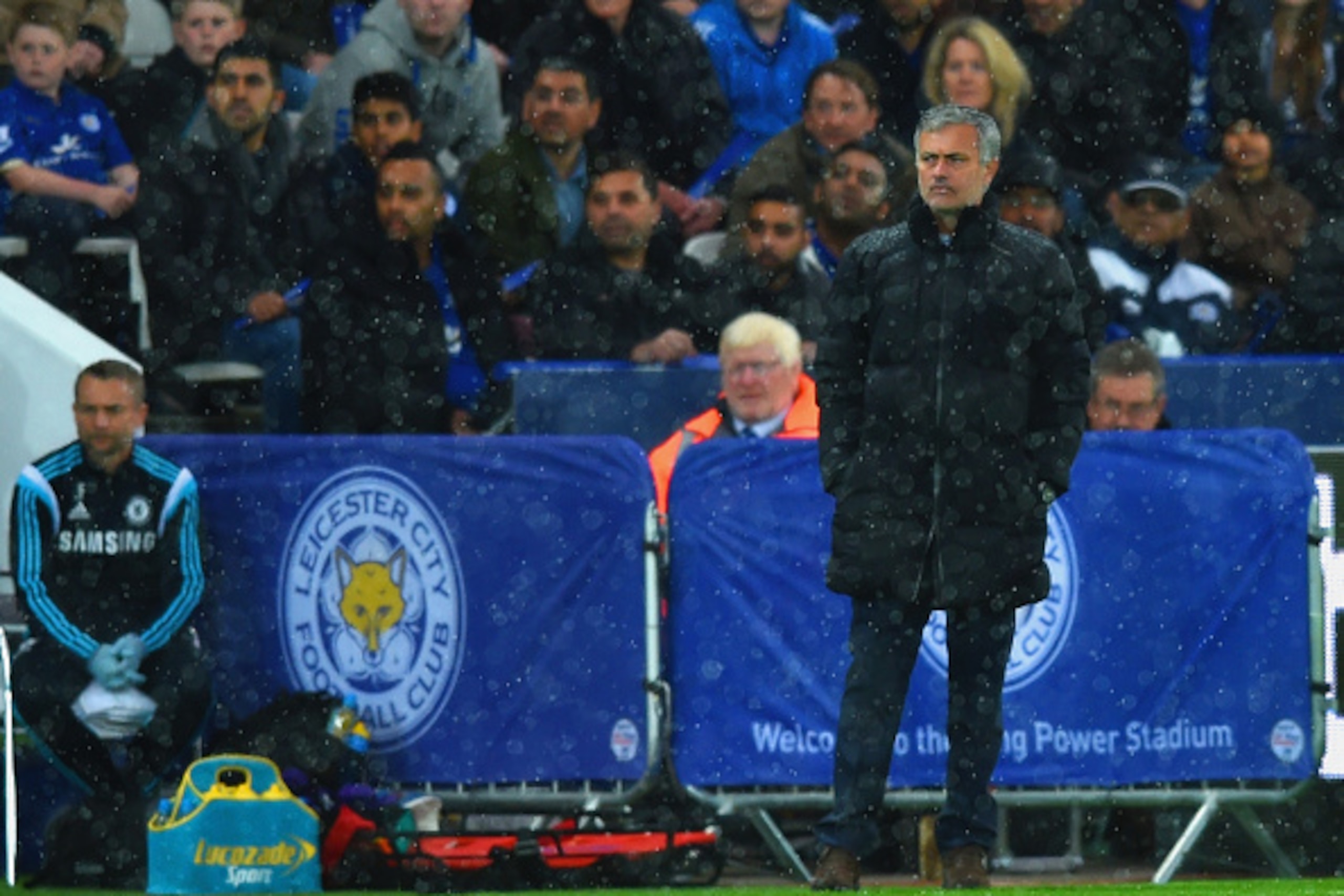 LEICESTER, ENGLAND - APRIL 29:  Manager Jose Mourinho of Chelsea looks on from the touchline during the Barclays Premier League match between Leicester City and Chelsea at The King Power Stadium on April 29, 2015 in Leicester, England.  (Photo by Michael 