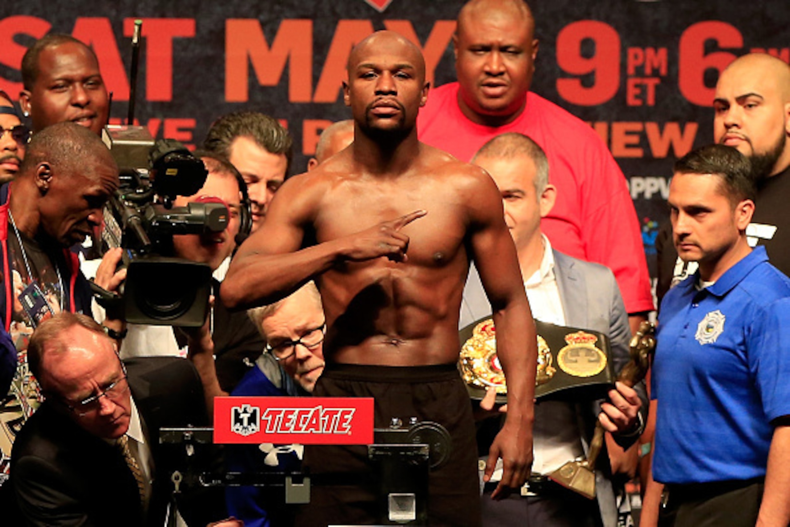 LAS VEGAS, NV - MAY 01: Floyd Mayweather Jr. poses on the scale during his official weigh-in on May 1, 2015 at MGM Grand Garden Arena in Las Vegas, Nevada. Mayweather will face Manny Pacquiao in a welterweight unification bout on May 2, 2015 in Las Vegas LAS VEGAS, NV - MAY 01: Floyd Mayweather Jr. poses on the scale during his official weigh-in on May 1, 2015 at MGM Grand Garden Arena in Las Vegas, Nevada. Mayweather will face Manny Pacquiao in a welterweight unification bout on May 2, 2015 in Las Vegas