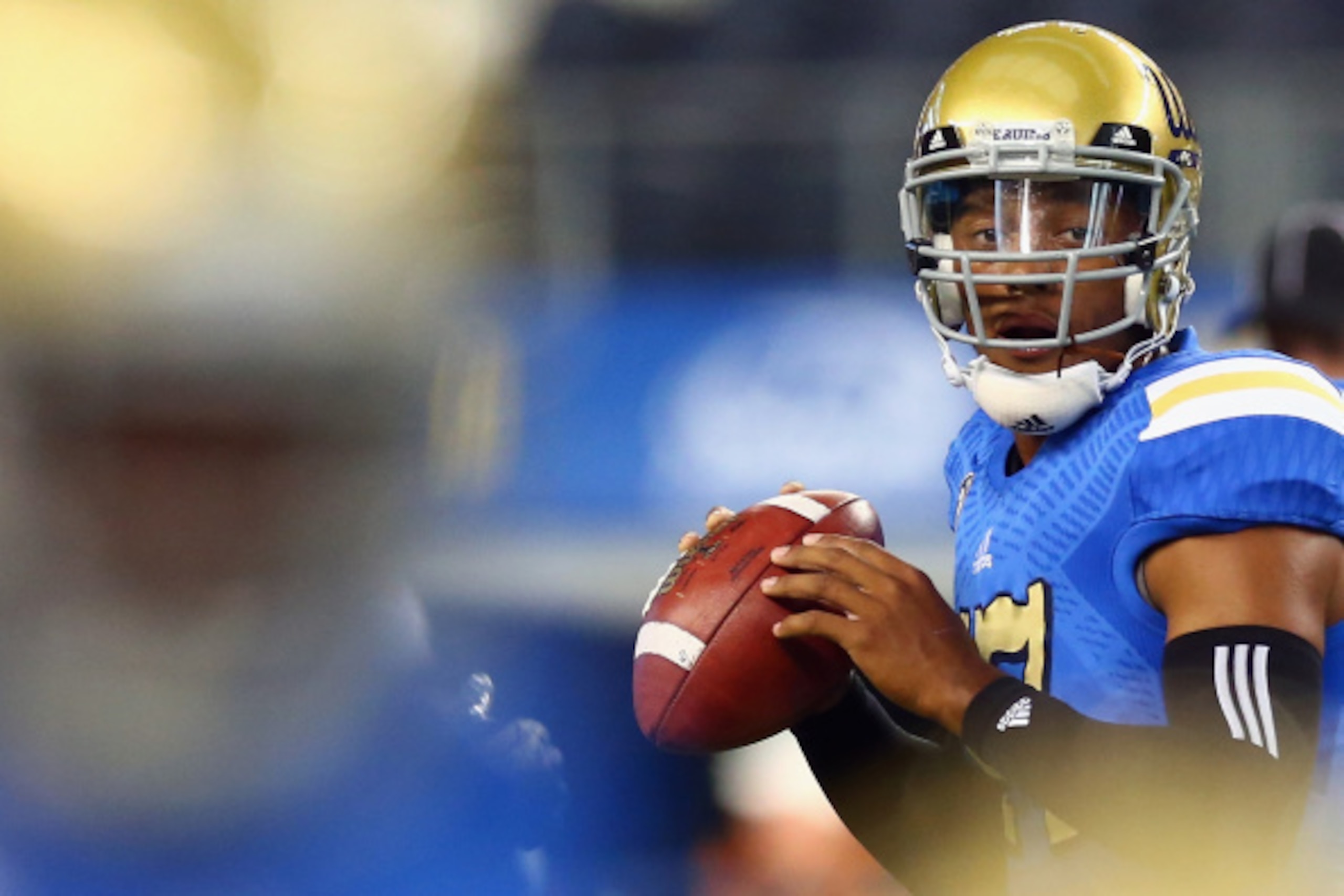 ARLINGTON, TX - SEPTEMBER 13:  Brett Hundley #17 of the UCLA Bruins warms up before a game against the Texas Longhorns at AT&T Stadium on September 13, 2014 in Arlington, Texas.  (Photo by Ronald Martinez/Getty Images)