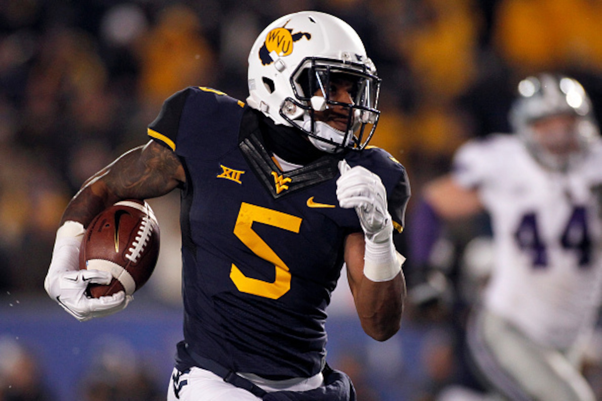 MORGANTOWN, WV - NOVEMBER 20:  Mario Alford #5 of the West Virginia Mountaineers runs after making a catch for a 53 yard touchdown in the fourth quarter during the game against the Kansas State Wildcats on November 20, 2014 at Mountaineer Field in Morgant