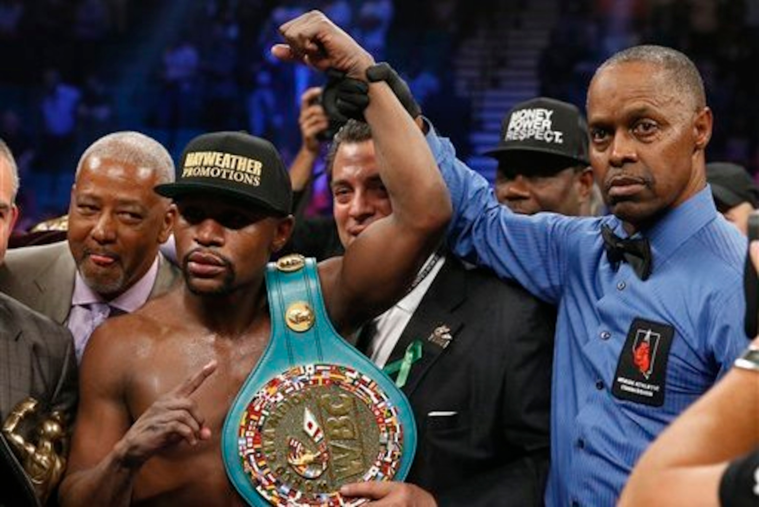 Floyd Mayweather scored a unanimous decision.