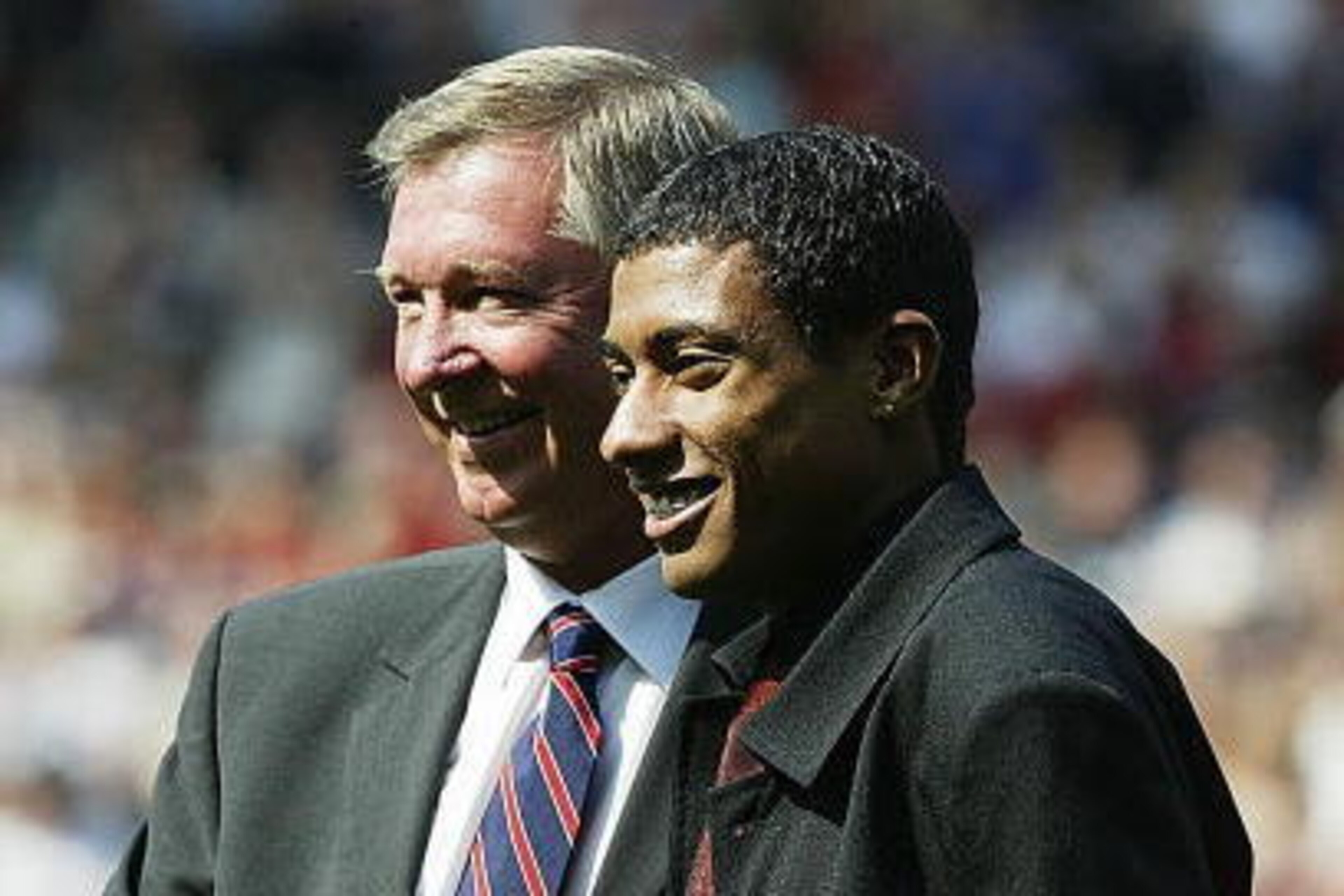 MANCHESTER, ENGLAND - AUGUST 16: Sir Alex Ferguson with new signing Kleberson during the FA Barclaycard Premiership match between Manchester United and Bolton Wanderers at Old Trafford on August 16, 2003 in Manchester, England. (Photo by Alex Livesey/Get MANCHESTER, ENGLAND - AUGUST 16: Sir Alex Ferguson with new signing Kleberson during the FA Barclaycard Premiership match between Manchester United and Bolton Wanderers at Old Trafford on August 16, 2003 in Manchester, England. (Photo by Alex Livesey/Get
