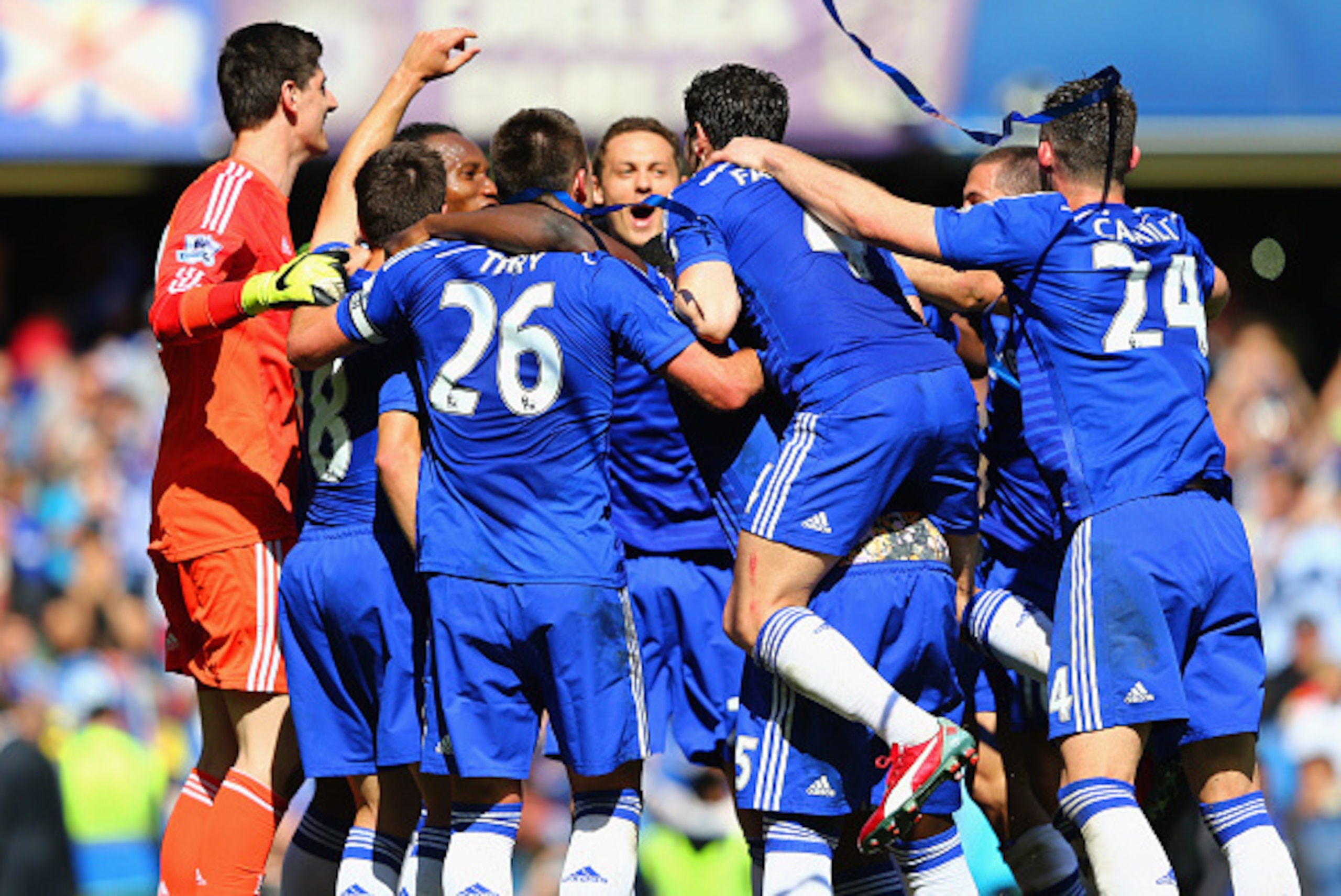 LONDON, ENGLAND - MAY 03: Chelsea players celebrate winning the Premier League title after the Barclays Premier League match between Chelsea and Crystal Palace at Stamford Bridge on May 3, 2015 in London, England. Chelsea became champions with a 1-0 vict LONDON, ENGLAND - MAY 03: Chelsea players celebrate winning the Premier League title after the Barclays Premier League match between Chelsea and Crystal Palace at Stamford Bridge on May 3, 2015 in London, England. Chelsea became champions with a 1-0 vict