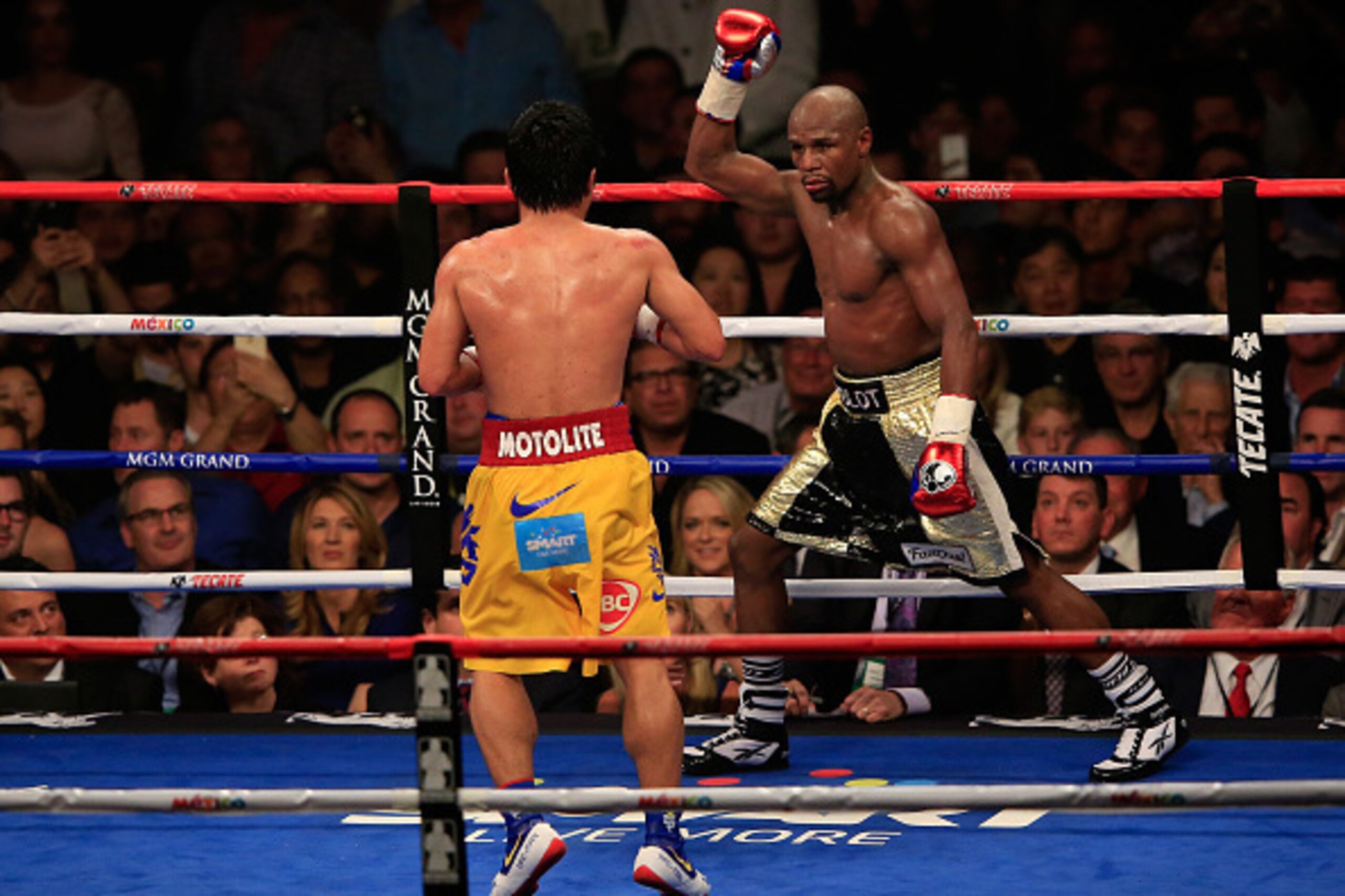 LAS VEGAS, NV - MAY 02:  Floyd Mayweather Jr. reacts in the twelfth round during the welterweight unification championship bout on May 2, 2015 at MGM Grand Garden Arena in Las Vegas, Nevada.  (Photo by Jamie Squire/Getty Images)