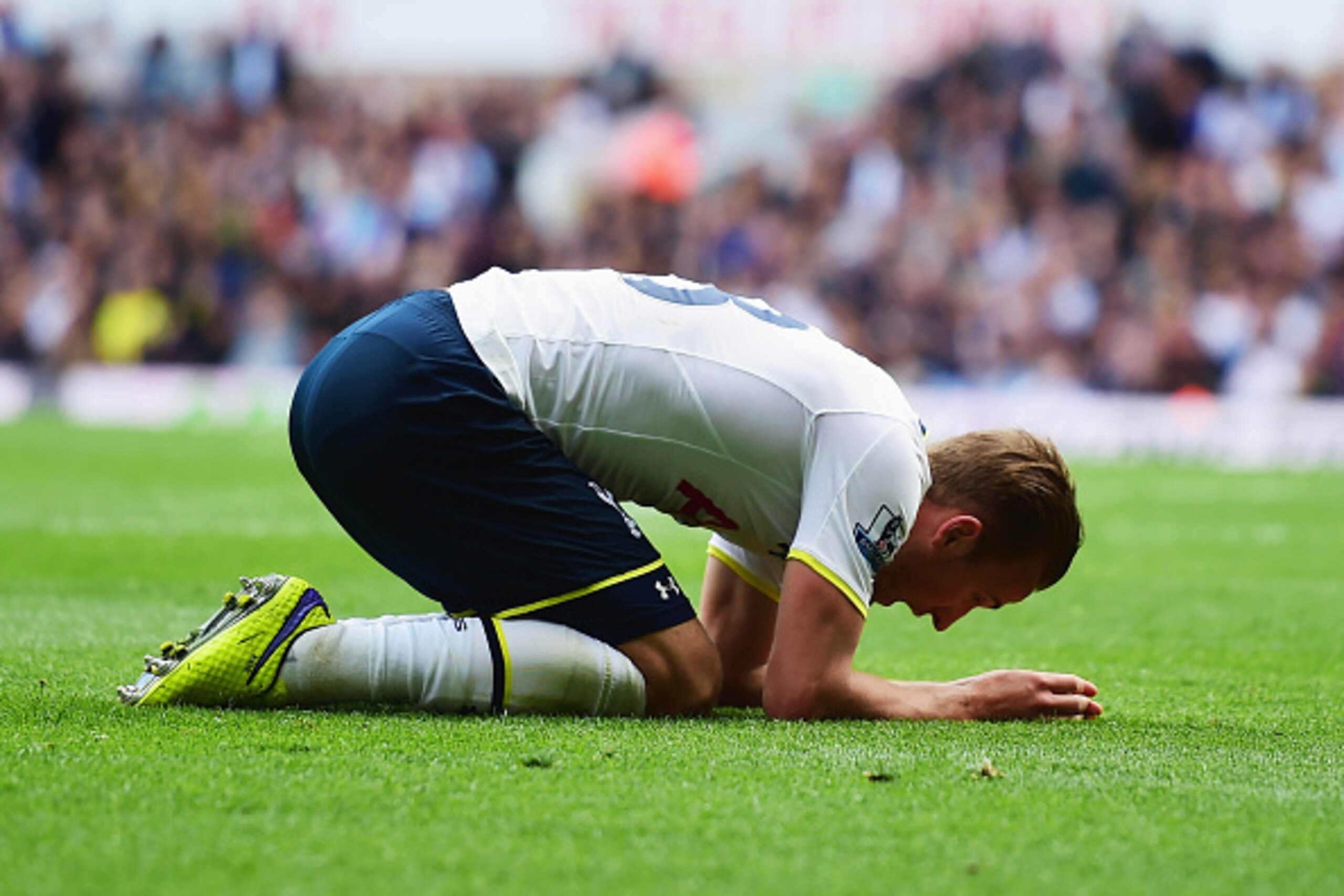 LONDON, ENGLAND - MAY 03:  Harry Kane of Spurs reacts after a missed chance during the Barclays Premier League match between Tottenham Hotspur and Manchester City at White Hart Lane on May 3, 2015 in London, England.  (Photo by Jamie McDonald/Getty Images