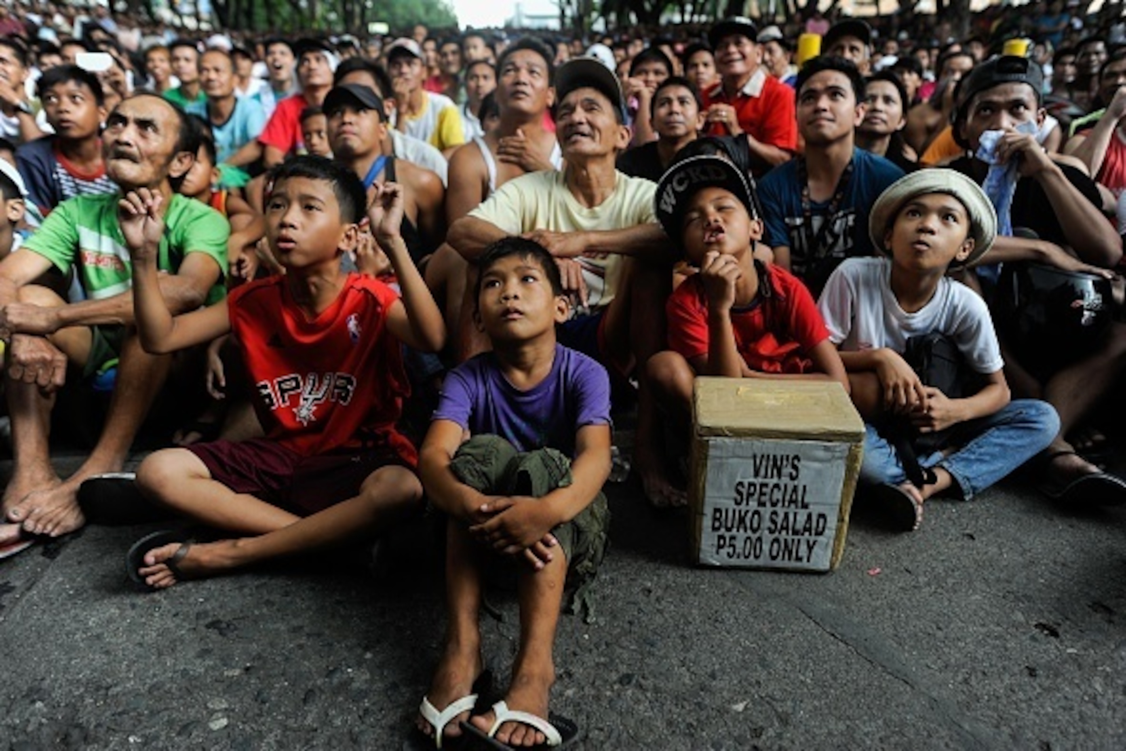MANILA, PHILIPPINES - MAY 03: Filipinos watch the fight for free between Floyd Mayweather and Manny Pacquiao at a public plaza on May 3, 2015 in Marikina City, Philippines. Mayweather Jr. won the unanimous decision victory during the welterweight unifica MANILA, PHILIPPINES - MAY 03: Filipinos watch the fight for free between Floyd Mayweather and Manny Pacquiao at a public plaza on May 3, 2015 in Marikina City, Philippines. Mayweather Jr. won the unanimous decision victory during the welterweight unifica