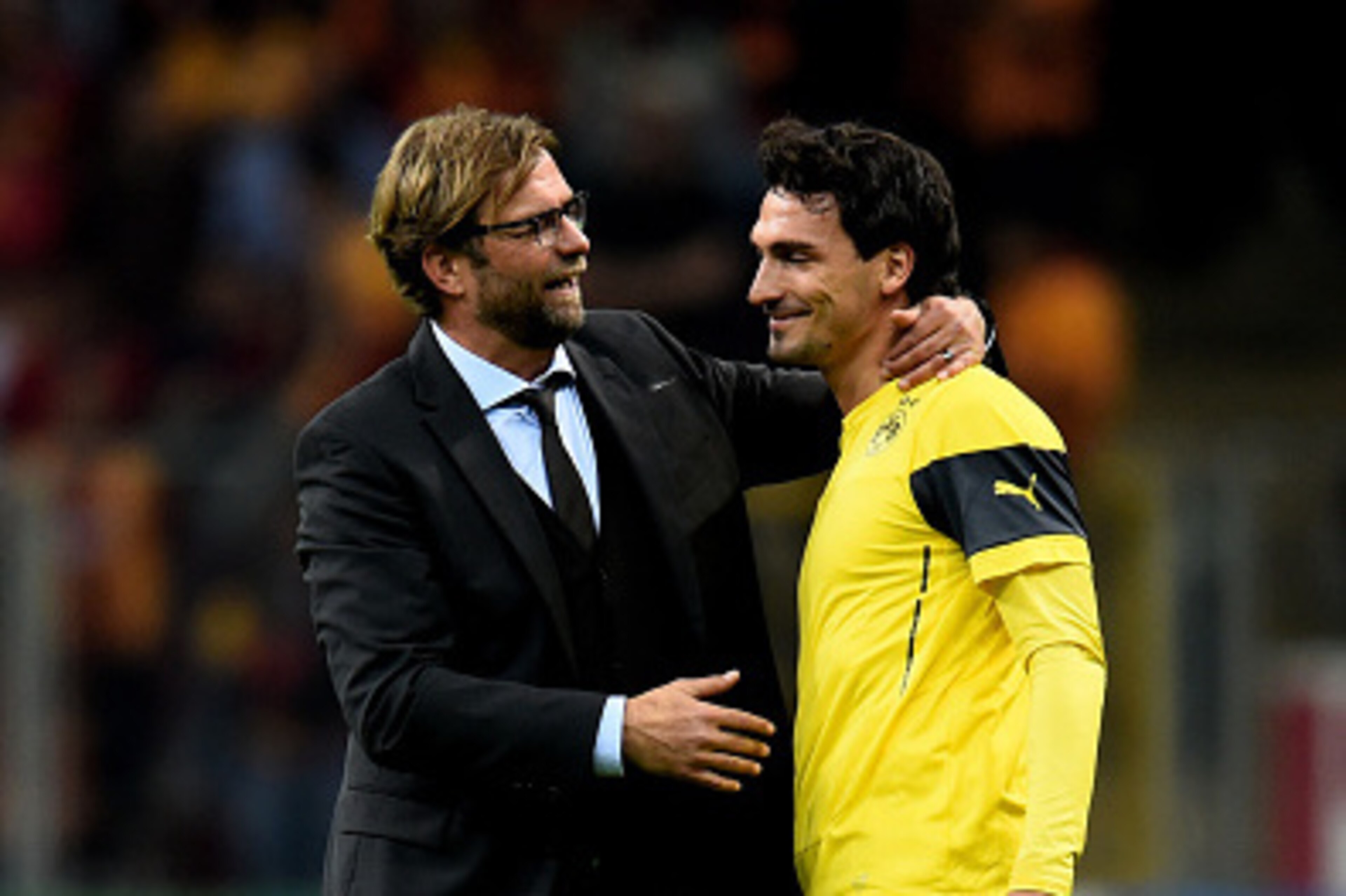 ISTANBUL, TURKEY - OCTOBER 22:  Jurgen Klopp the manager of Borussia Dortmund speaks with Mats Hummels of Borussia Dortmund prior to kickoff during UEFA Champions League Group D match between Galatasaray and Borussia Dortmund at Turk Telekom Arena on Octo
