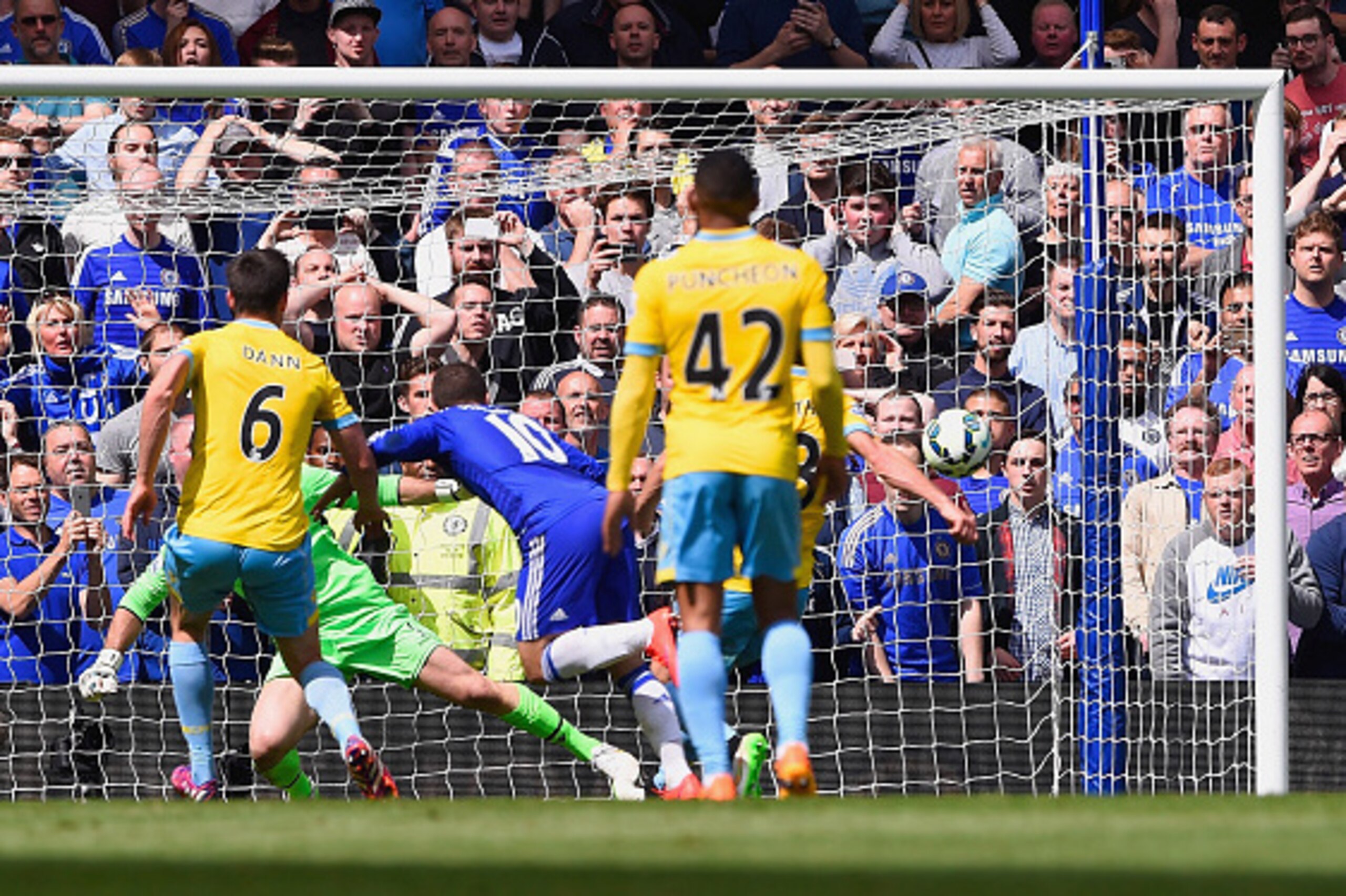 LONDON, ENGLAND - MAY 03: Eden Hazard of Chelsea (10) scores their first goal with a header past Julian Speroni of Crystal Palace during the Barclays Premier League match between Chelsea and Crystal Palace at Stamford Bridge on May 3, 2015 in London, Eng LONDON, ENGLAND - MAY 03: Eden Hazard of Chelsea (10) scores their first goal with a header past Julian Speroni of Crystal Palace during the Barclays Premier League match between Chelsea and Crystal Palace at Stamford Bridge on May 3, 2015 in London, Eng