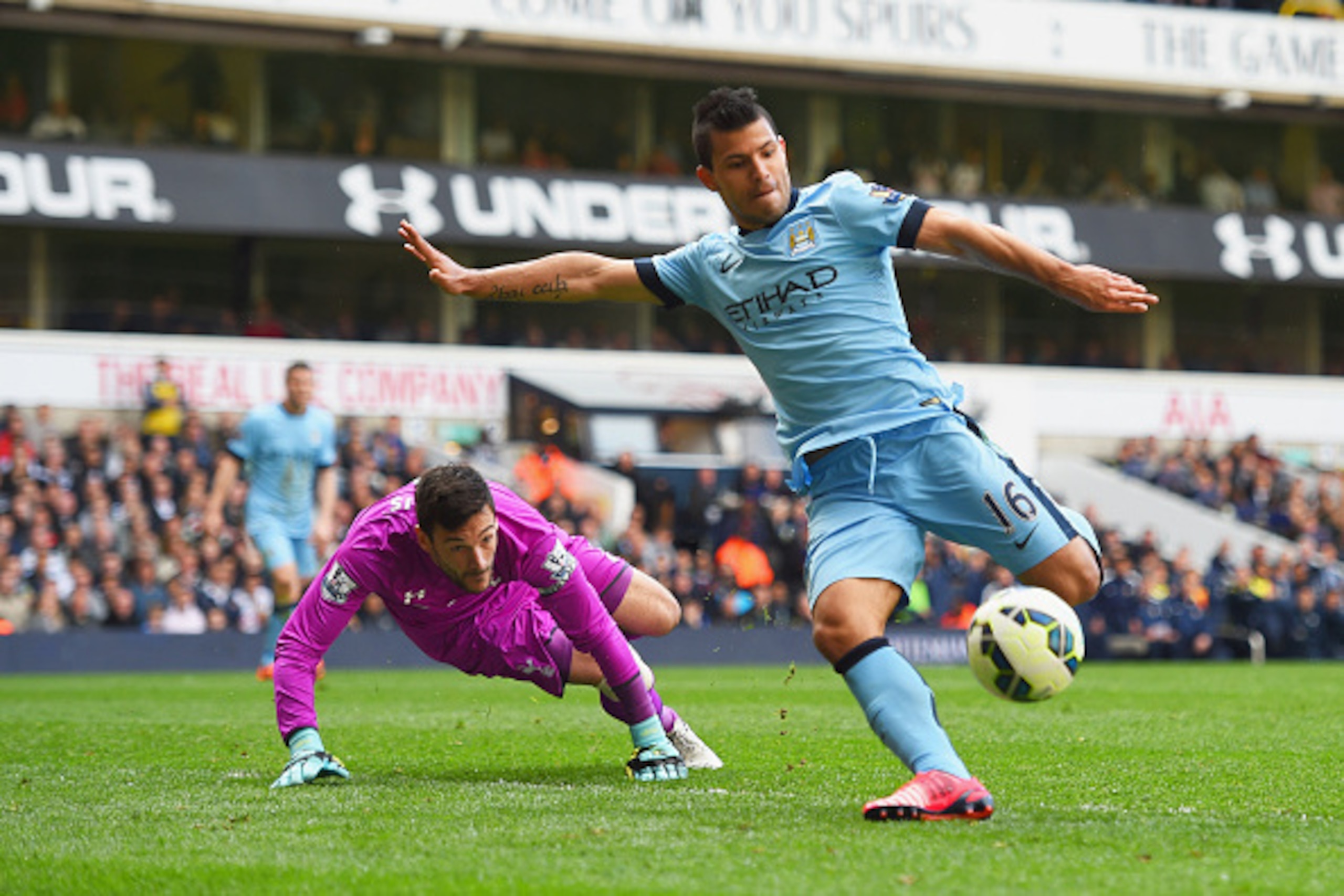 LONDON, ENGLAND - MAY 03: Sergio Aguero of Manchester City misses a chance as Hugo Lloris of Spurs looks on during the Barclays Premier League match between Tottenham Hotspur and Manchester City at White Hart Lane on May 3, 2015 in London, England. (Pho LONDON, ENGLAND - MAY 03: Sergio Aguero of Manchester City misses a chance as Hugo Lloris of Spurs looks on during the Barclays Premier League match between Tottenham Hotspur and Manchester City at White Hart Lane on May 3, 2015 in London, England. (Pho