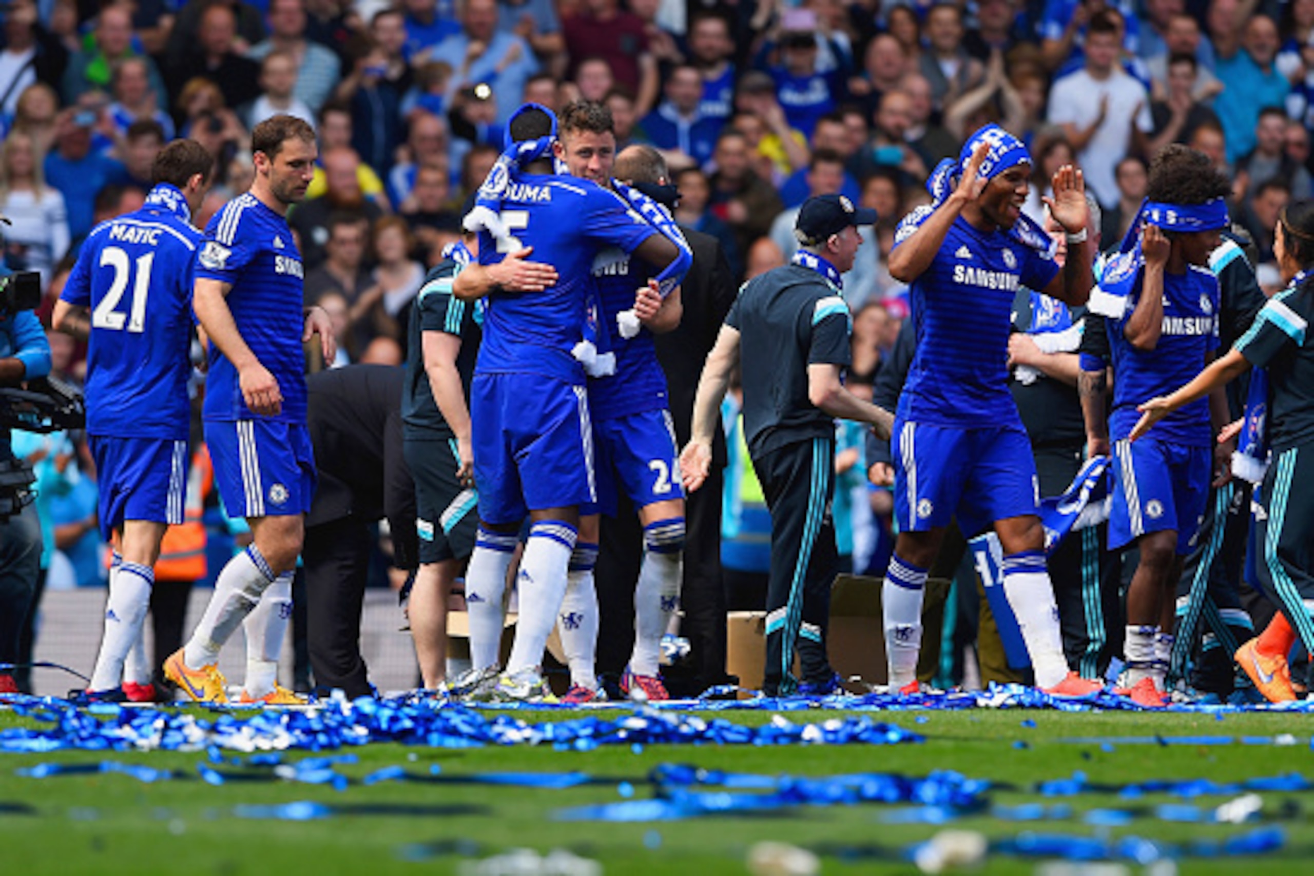 LONDON, ENGLAND - MAY 03:  Chelsea players and staff celebrate winning the Premier League title after the Barclays Premier League match between Chelsea and Crystal Palace at Stamford Bridge on May 3, 2015 in London, England. Chelsea became champions with 