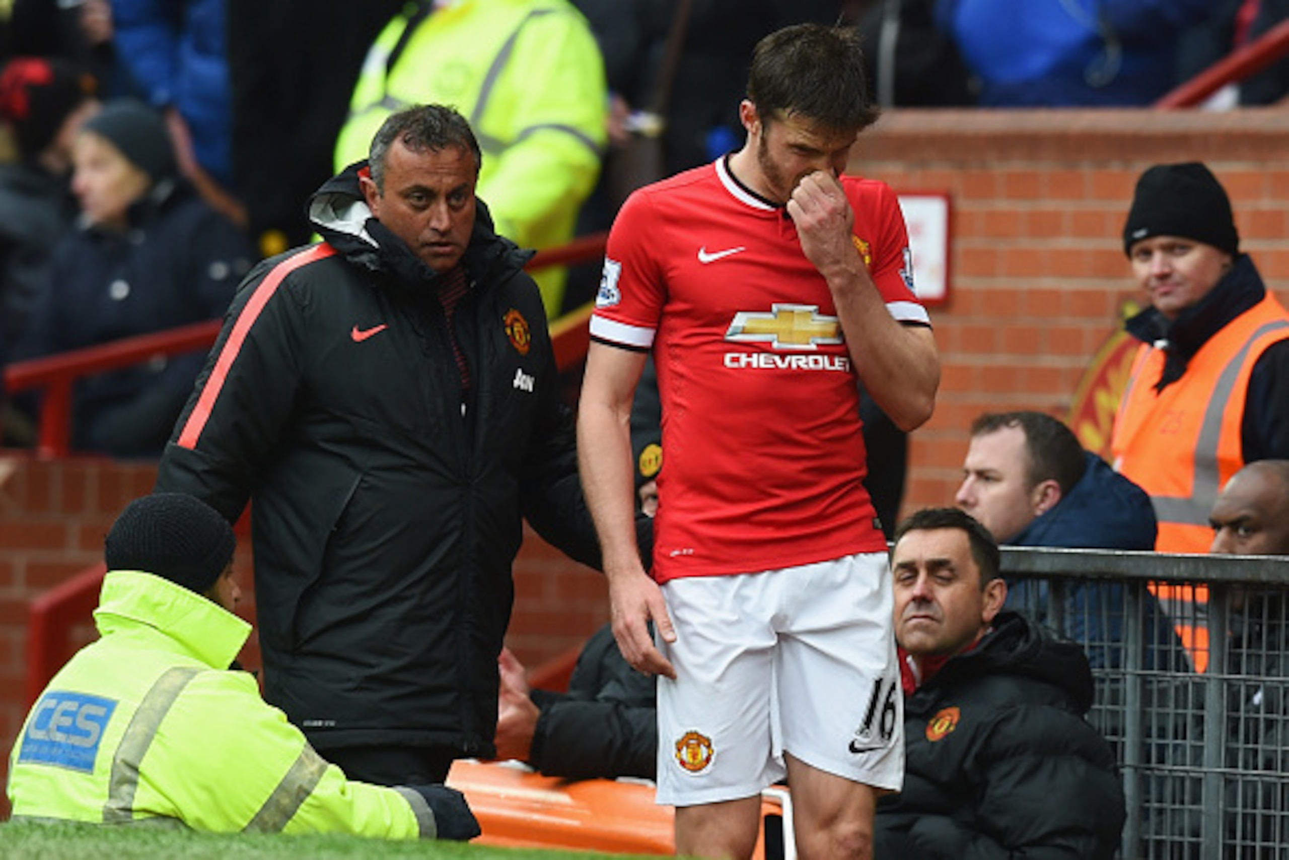 MANCHESTER, ENGLAND - APRIL 12: An injured Michael Carrick of Manchester United walks along the touchline the Barclays Premier League match between Manchester United and Manchester City at Old Trafford on April 12, 2015 in Manchester, England. (Photo by MANCHESTER, ENGLAND - APRIL 12: An injured Michael Carrick of Manchester United walks along the touchline the Barclays Premier League match between Manchester United and Manchester City at Old Trafford on April 12, 2015 in Manchester, England. (Photo by