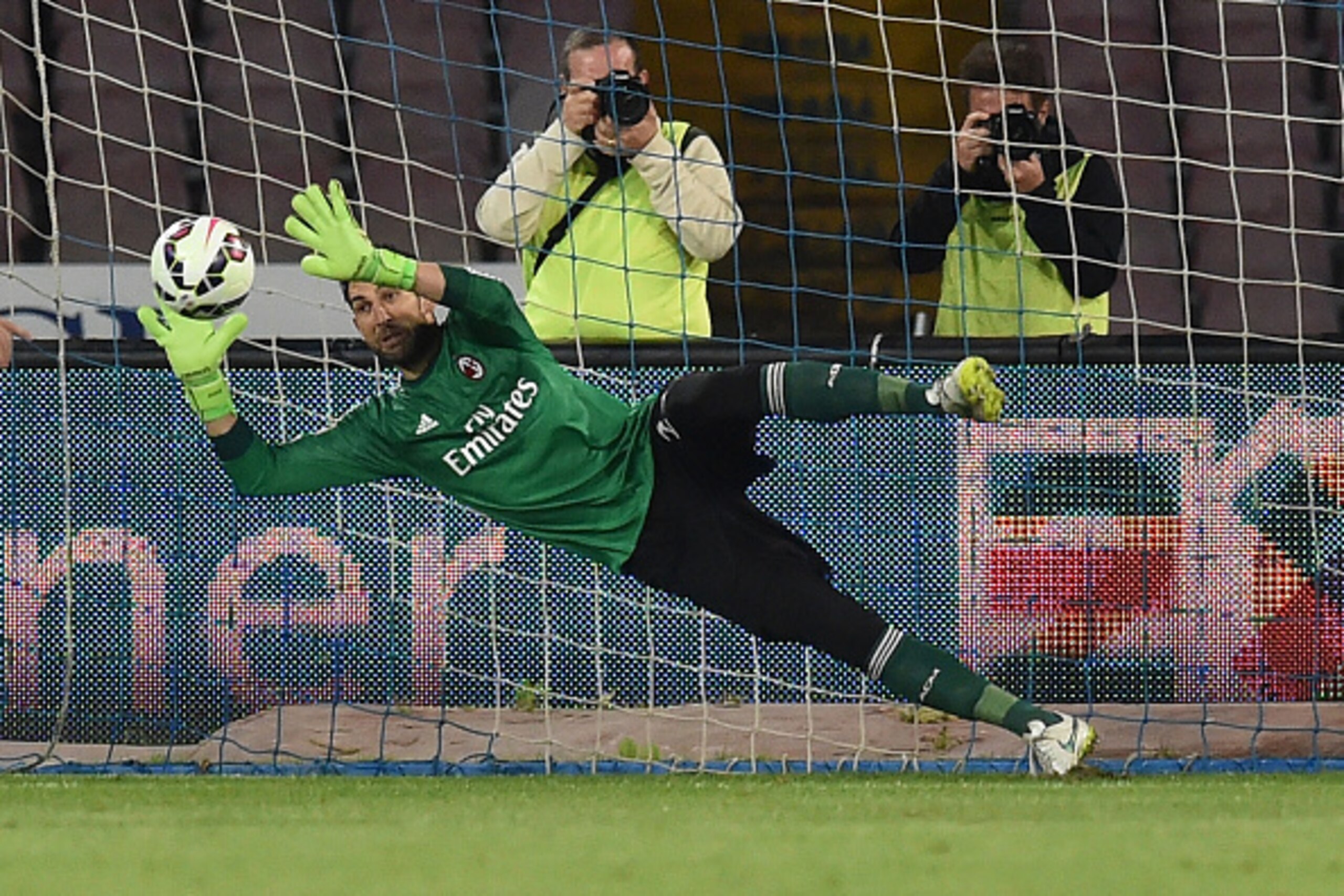 NAPLES, ITALY - MAY 03: Mariano Andujar of Napoli saved the penalty kicked by Gonzalo Higuain of Napoli during the Serie A match between SSC Napoli and AC Milan at Stadio San Paolo on May 3, 2015 in Naples, Italy.  (Photo by Giuseppe Bellini/Getty Images)