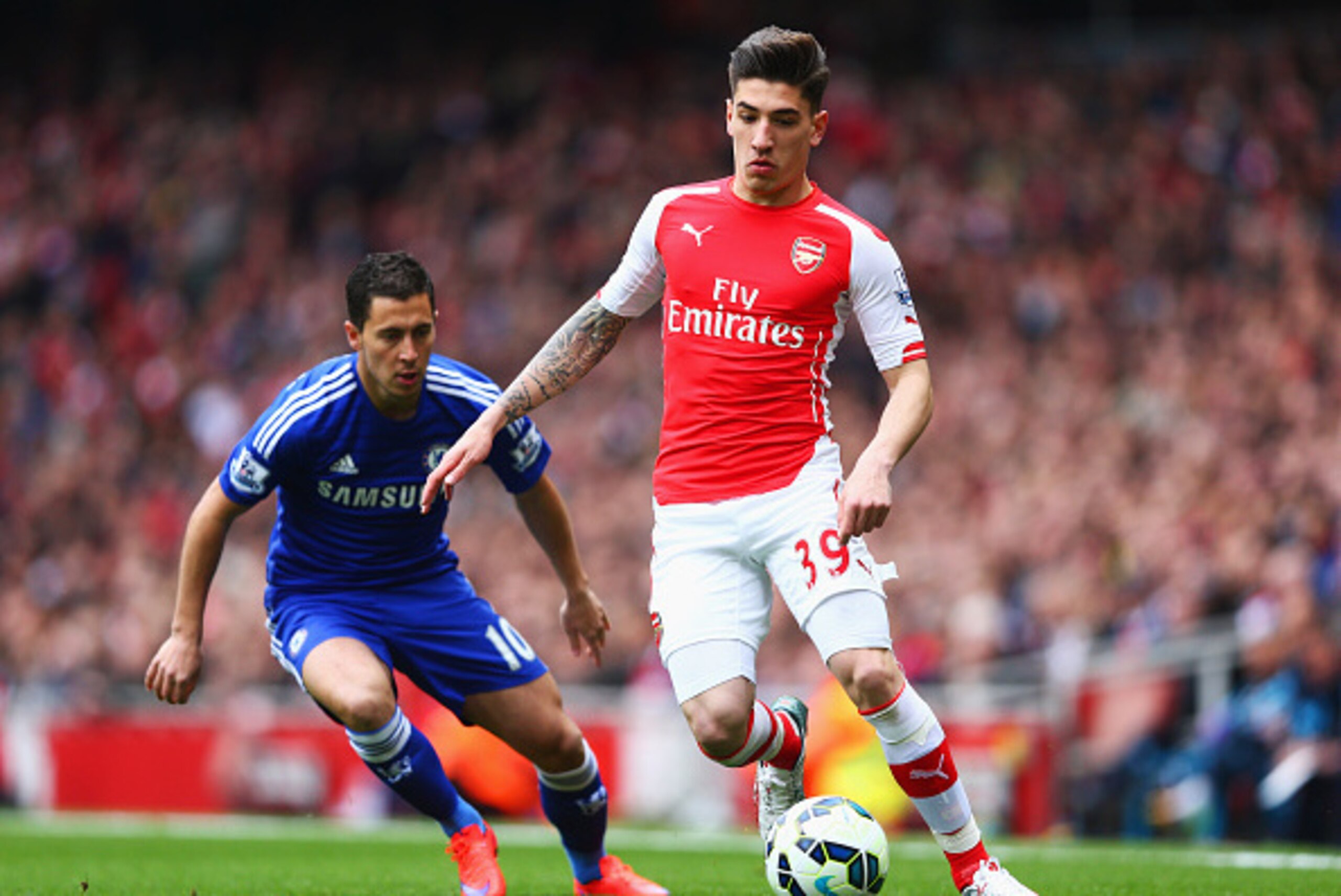 LONDON, ENGLAND - APRIL 26:  Hector Bellerin of Arsenal is watched by Eden Hazard of Chelsea during the Barclays Premier League match between Arsenal and Chelsea at Emirates Stadium on April 26, 2015 in London, England.  (Photo by Paul Gilham/Getty Images