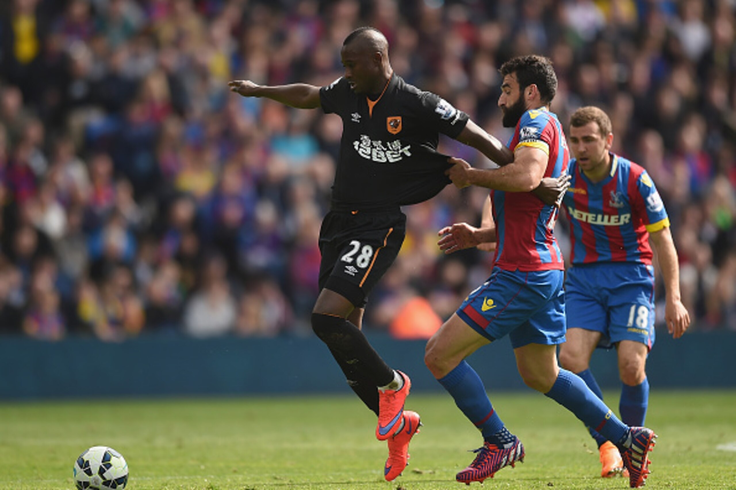 LONDON, ENGLAND - APRIL 25:  Dame N'Doye of Hull City battles with Mile Jedinak of Palace during the Barclays Premier League match between Crystal Palace and Hull City at Selhurst Park on April 25, 2015 in London, England.  (Photo by Christopher Lee/Getty