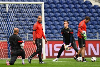 PORTO, PORTUGAL - APRIL 14:  Head coach Pep Guardiola talks with goalkeeper Pepe Reina during a FC Bayern Muenchen Training Session ahead of the UEFA Champions League Quarter-Final First Leg match between Porto and FC Bayern Muenchen at Estadio do Dragao 