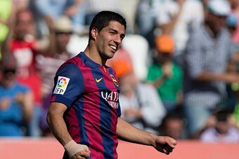 CORDOBA, SPAIN - MAY 02:  Luis Suarez of FC Barcelona celebrates scoring their eight goal during the La Liga match between Cordoba CF and Barcelona FC at El Arcangel stadium on May 2, 2015 in Cordoba, Spain.  (Photo by Gonzalo Arroyo Moreno/Getty Images)