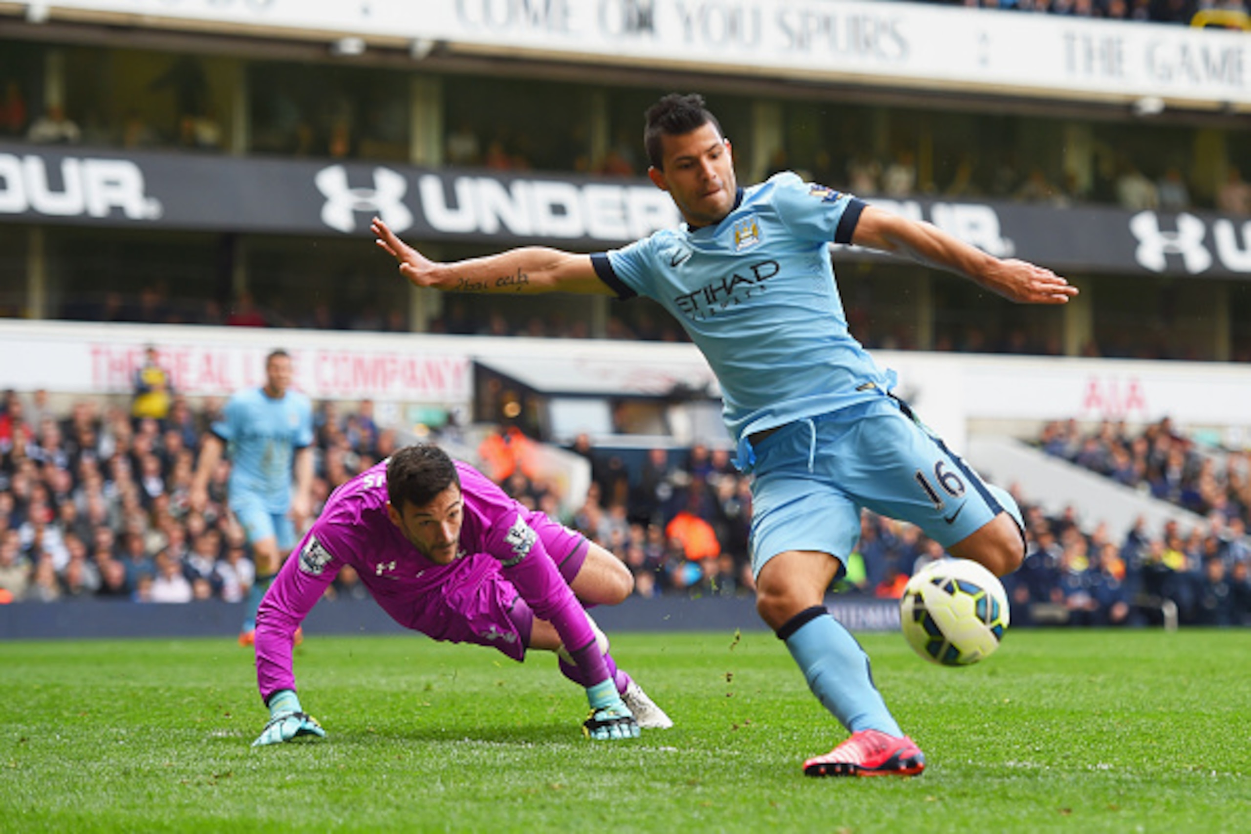 LONDON, ENGLAND - MAY 03:  Sergio Aguero of Manchester City misses a chance as Hugo Lloris of Spurs looks on during the Barclays Premier League match between Tottenham Hotspur and Manchester City at White Hart Lane on May 3, 2015 in London, England.  (Pho