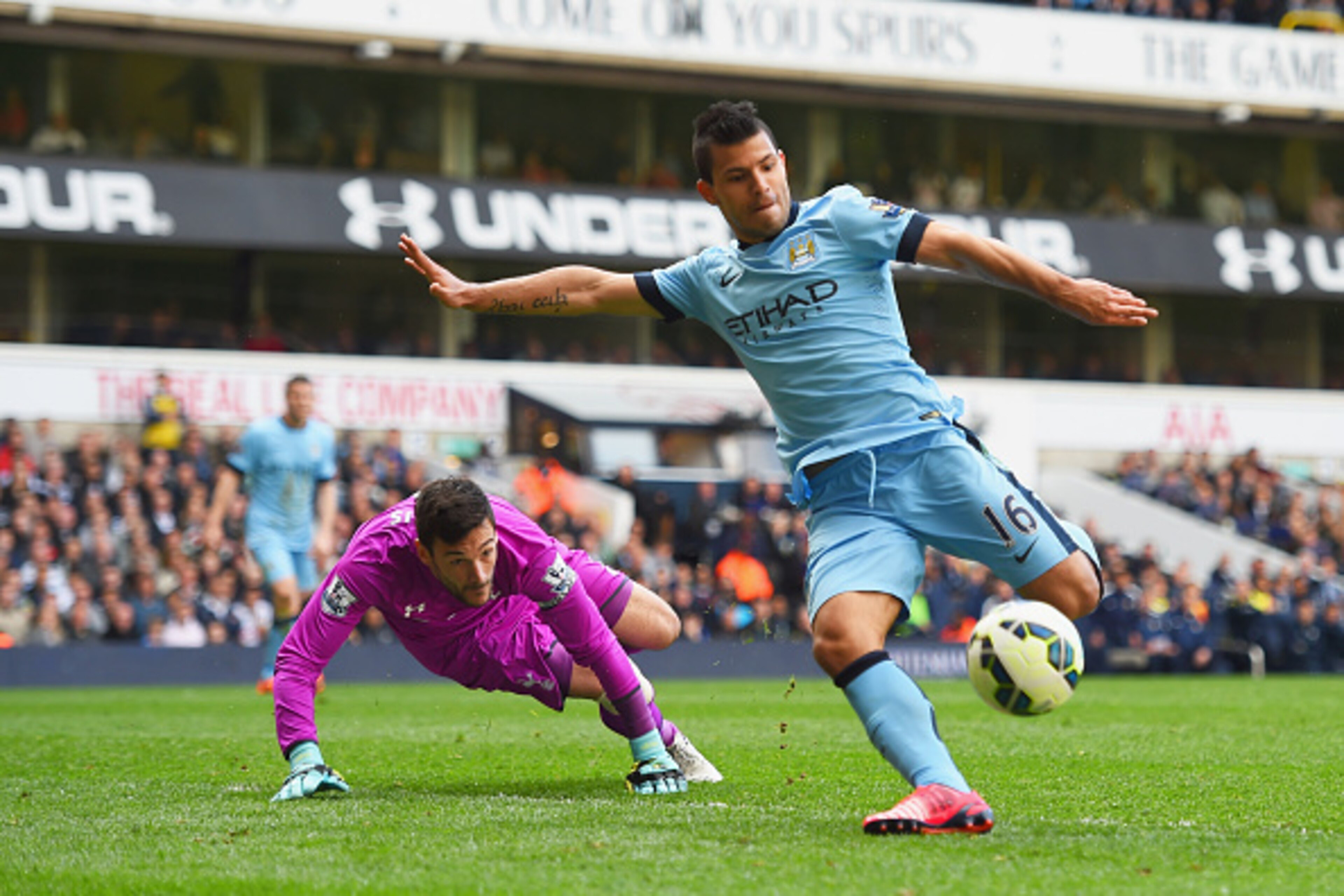 LONDON, ENGLAND - MAY 03:  Sergio Aguero of Manchester City misses a chance as Hugo Lloris of Spurs looks on during the Barclays Premier League match between Tottenham Hotspur and Manchester City at White Hart Lane on May 3, 2015 in London, England.  (Pho