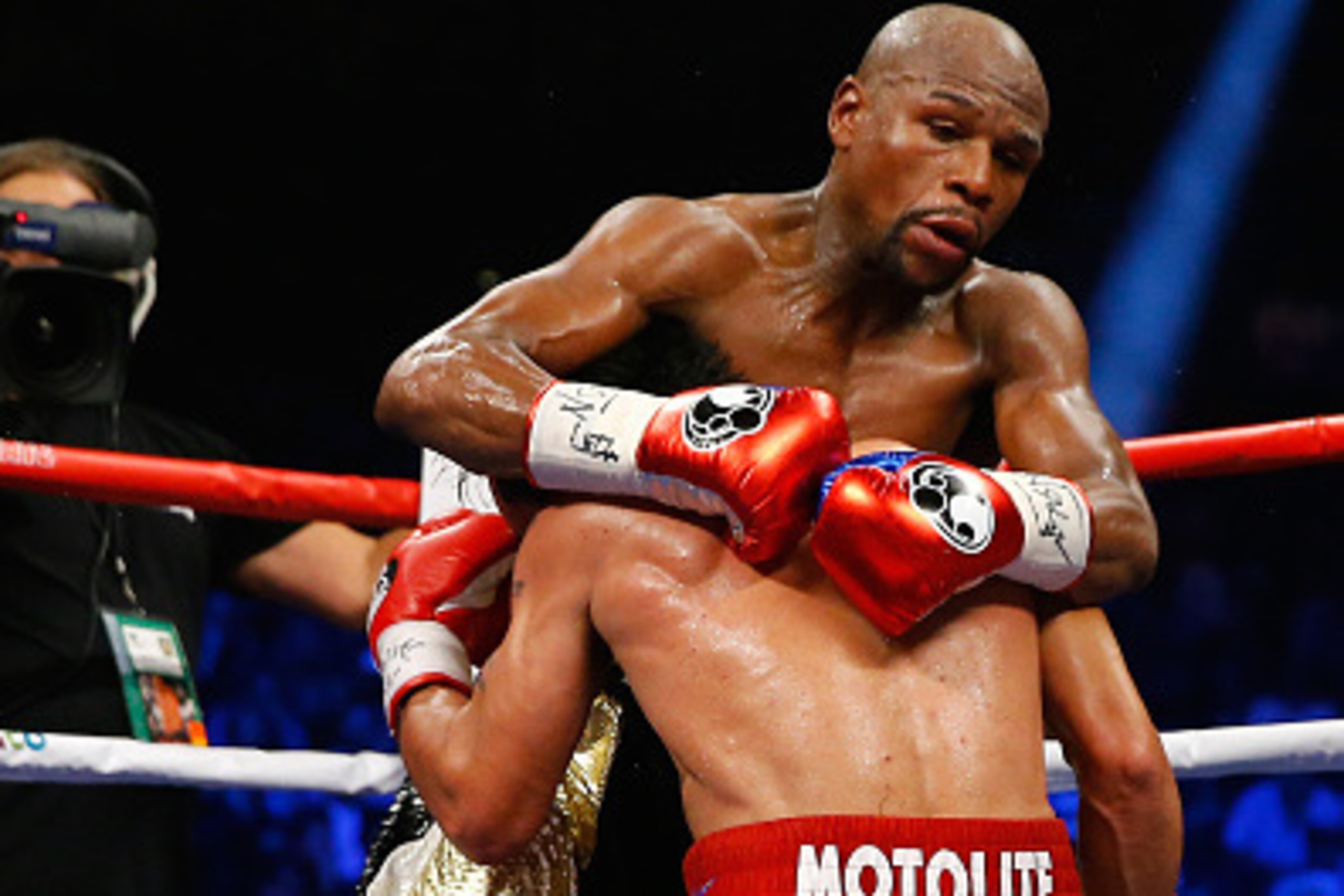 LAS VEGAS, NV - MAY 02: Floyd Mayweather Jr. holds Manny Pacquiao during their welterweight unification championship bout on May 2, 2015 at MGM Grand Garden Arena in Las Vegas, Nevada. (Photo by Al Bello/Getty Images) LAS VEGAS, NV - MAY 02: Floyd Mayweather Jr. holds Manny Pacquiao during their welterweight unification championship bout on May 2, 2015 at MGM Grand Garden Arena in Las Vegas, Nevada. (Photo by Al Bello/Getty Images)