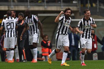 TURIN, ITALY - APRIL 26:  Andrea Pirlo (2nd R) of Juventus FC celebrates the opening goal during the Serie A match between Torino FC and Juventus FC at Stadio Olimpico di Torino on April 26, 2015 in Turin, Italy.  (Photo by Valerio Pennicino/Getty Images)