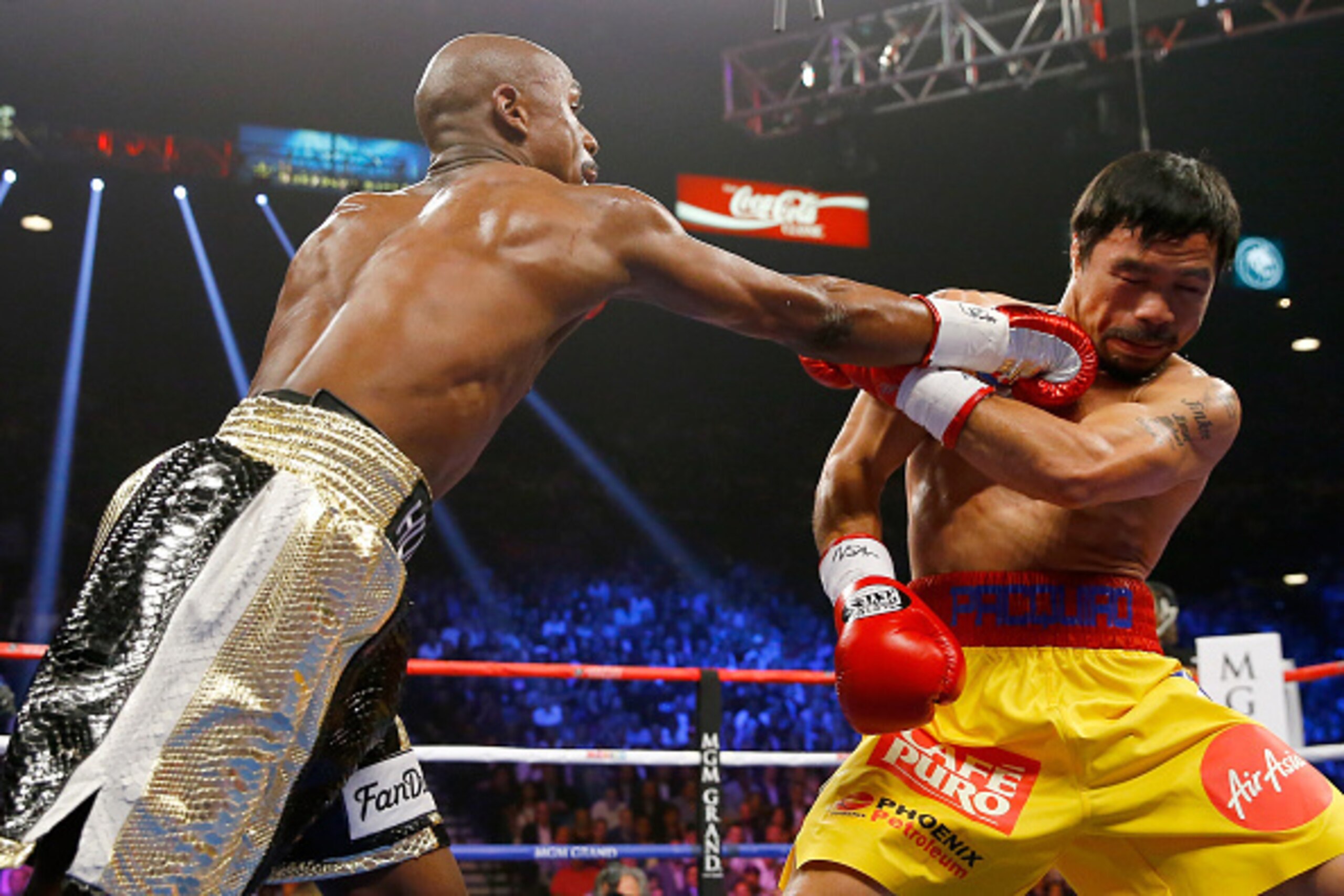 LAS VEGAS, NV - MAY 02:  Floyd Mayweather Jr. throws a right at Manny Pacquiao during their welterweight unification championship bout on May 2, 2015 at MGM Grand Garden Arena in Las Vegas, Nevada.  (Photo by Al Bello/Getty Images)