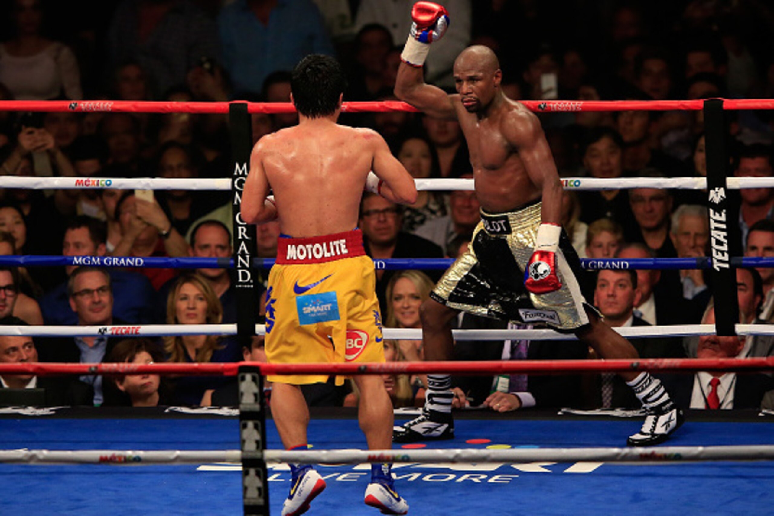 LAS VEGAS, NV - MAY 02:  Floyd Mayweather Jr. reacts in the twelfth round during the welterweight unification championship bout on May 2, 2015 at MGM Grand Garden Arena in Las Vegas, Nevada.  (Photo by Jamie Squire/Getty Images)