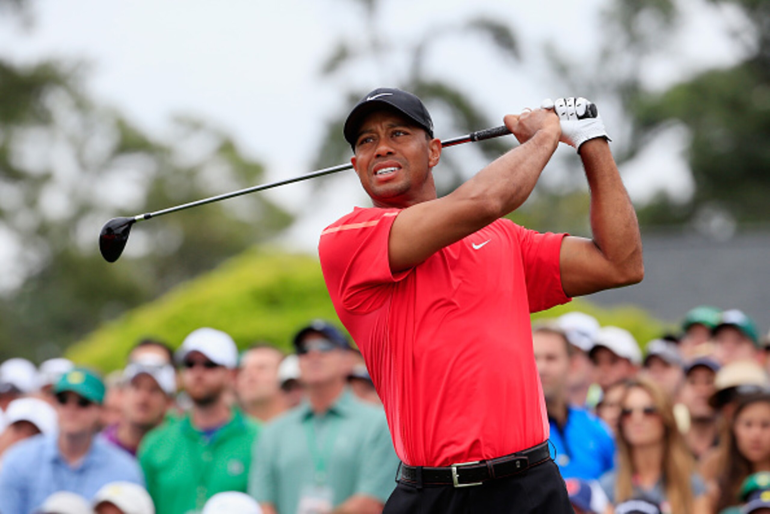 AUGUSTA, GA - APRIL 12:  Tiger Woods of the United States watches his tee shot on the first hole during the final round of the 2015 Masters Tournament at Augusta National Golf Club on April 12, 2015 in Augusta, Georgia.  (Photo by Jamie Squire/Getty Image