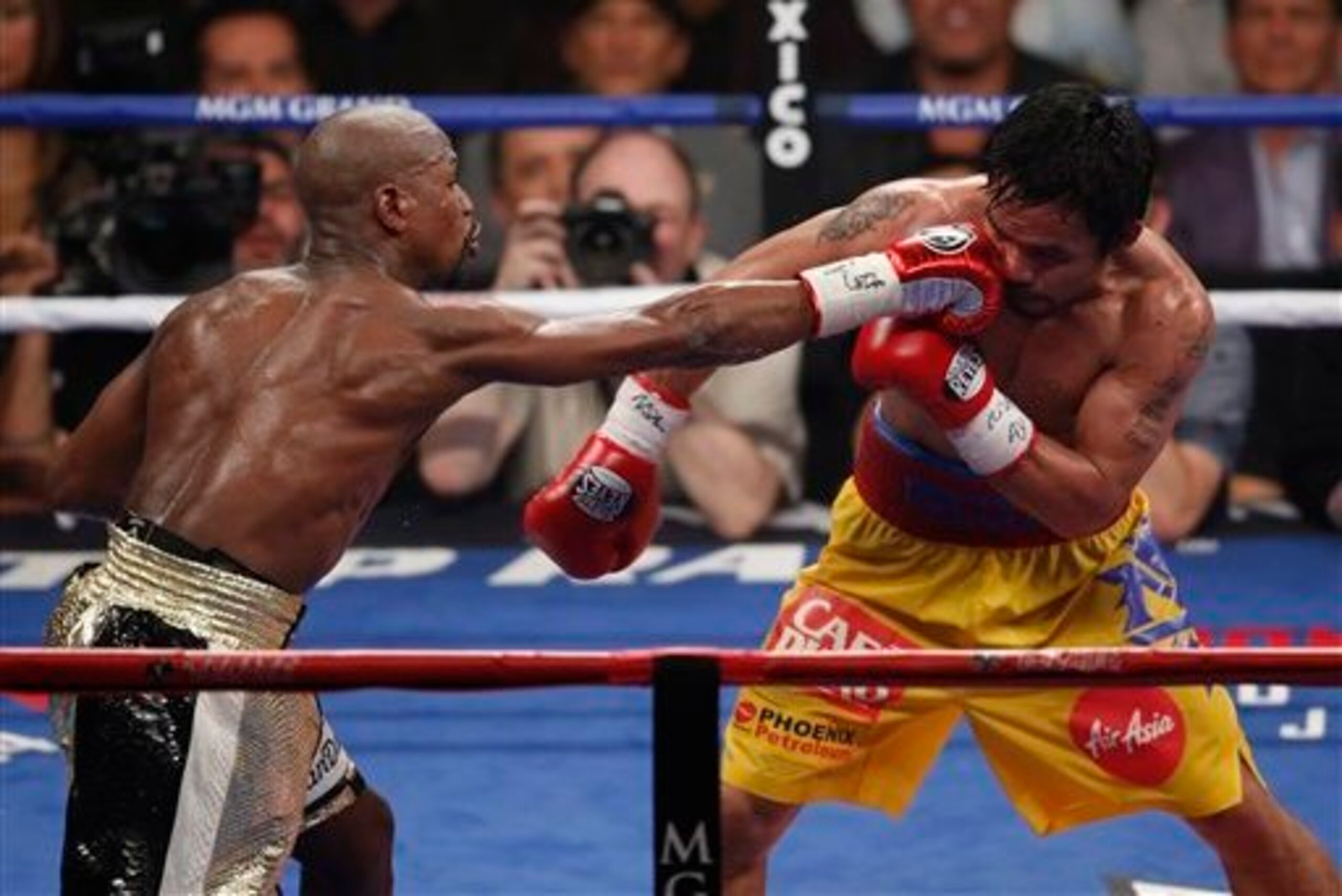 Pacquiao had restricted use of his right arm. Pacquiao had restricted use of his right arm.
