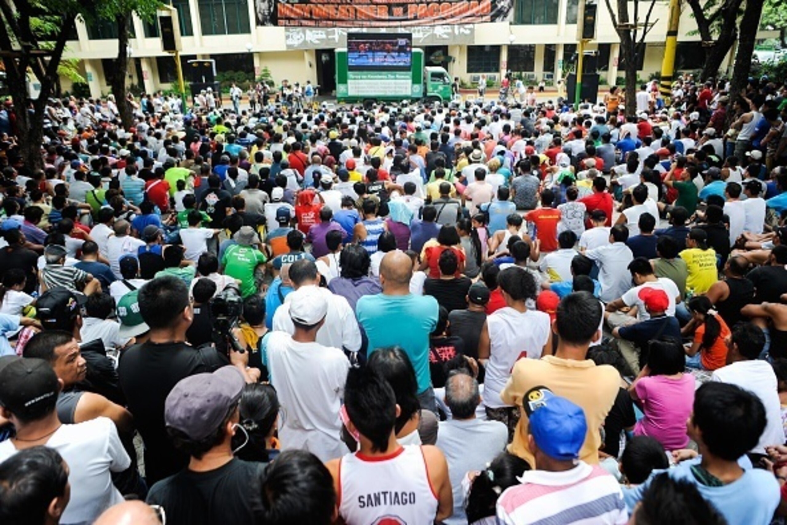 MANILA, PHILIPPINES - MAY 03: Filipinos watch the fight for free between Floyd Mayweather and Manny Pacquiao at a public plaza on May 3, 2015 in Marikina City, Philippines. Mayweather Jr. won the unanimous decision victory during the welterweight unifica MANILA, PHILIPPINES - MAY 03: Filipinos watch the fight for free between Floyd Mayweather and Manny Pacquiao at a public plaza on May 3, 2015 in Marikina City, Philippines. Mayweather Jr. won the unanimous decision victory during the welterweight unifica