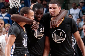 DALLAS, TX - DECEMBER 13:  Stephen Curry #30, Draymond Green #23 and Klay Thompson #11 of the Golden State Warriors huddle up against the Dallas Mavericks on December 13, 2014 at the American Airlines Center in Dallas, Texas. NOTE TO USER: User expressly 