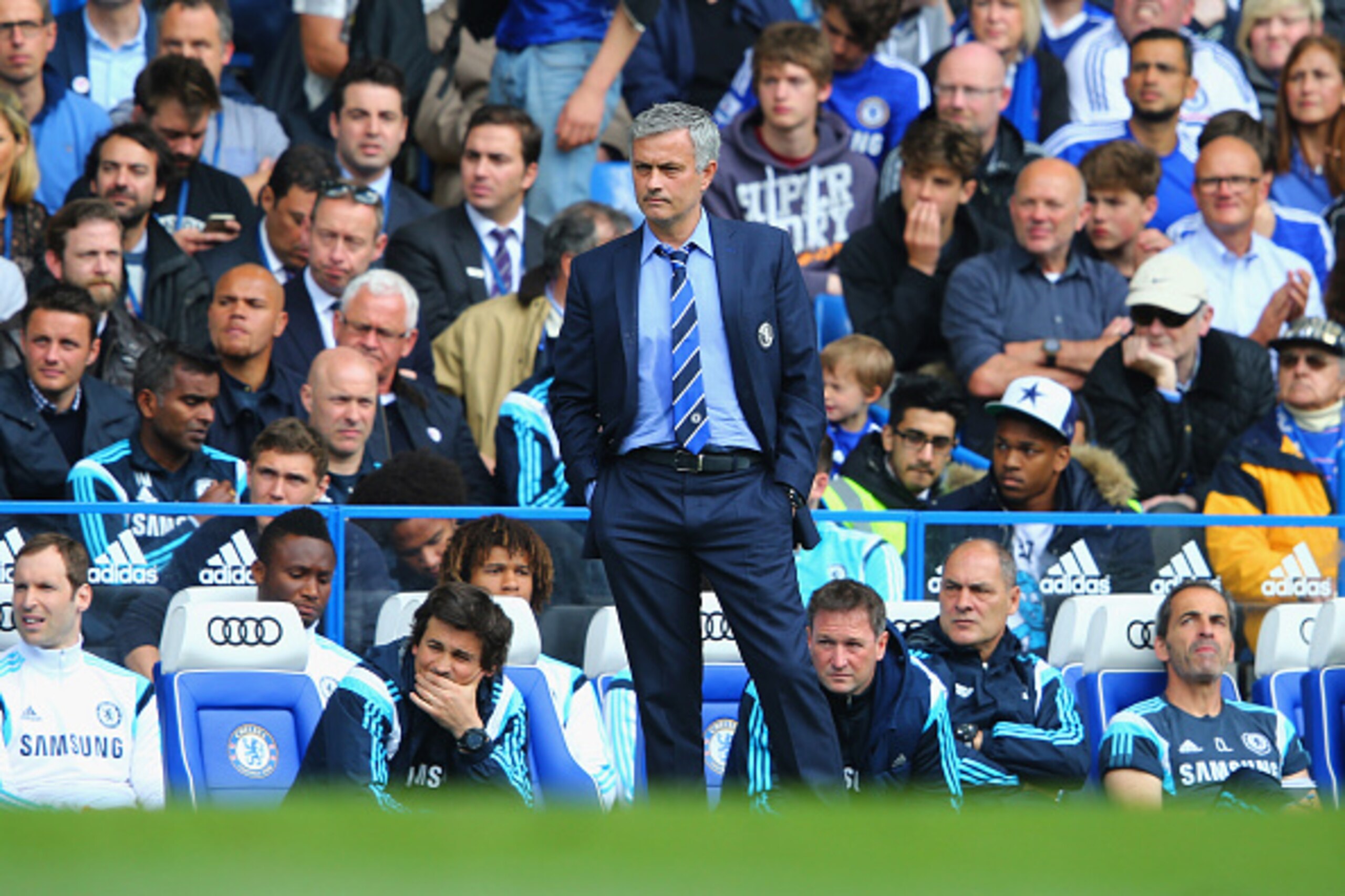 LONDON, ENGLAND - MAY 03:  Jose Mourinho manager of Chelsea looks on from the touchline during the Barclays Premier League match between Chelsea and Crystal Palace at Stamford Bridge on May 3, 2015 in London, England.  (Photo by Clive Mason/Getty Images)