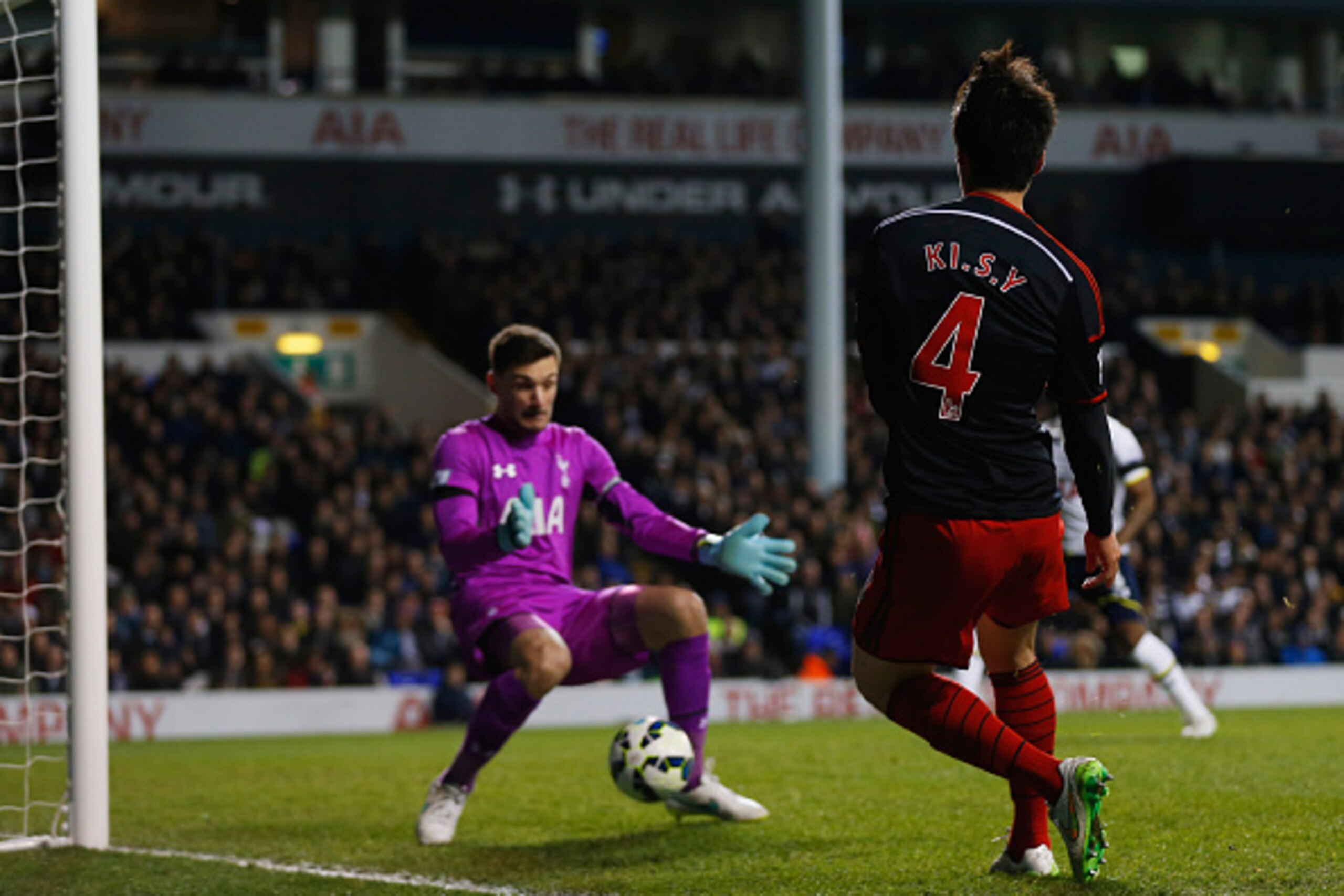 LONDON, ENGLAND - MARCH 04: Ki Sung-Yueng of Swansea City shoots past Hugo Lloris of Spurs as he scores their first and equalising goal during the Barclays Premier League match between Tottenham Hotspur and Swansea City at White Hart Lane on March 4, 201 LONDON, ENGLAND - MARCH 04: Ki Sung-Yueng of Swansea City shoots past Hugo Lloris of Spurs as he scores their first and equalising goal during the Barclays Premier League match between Tottenham Hotspur and Swansea City at White Hart Lane on March 4, 201
