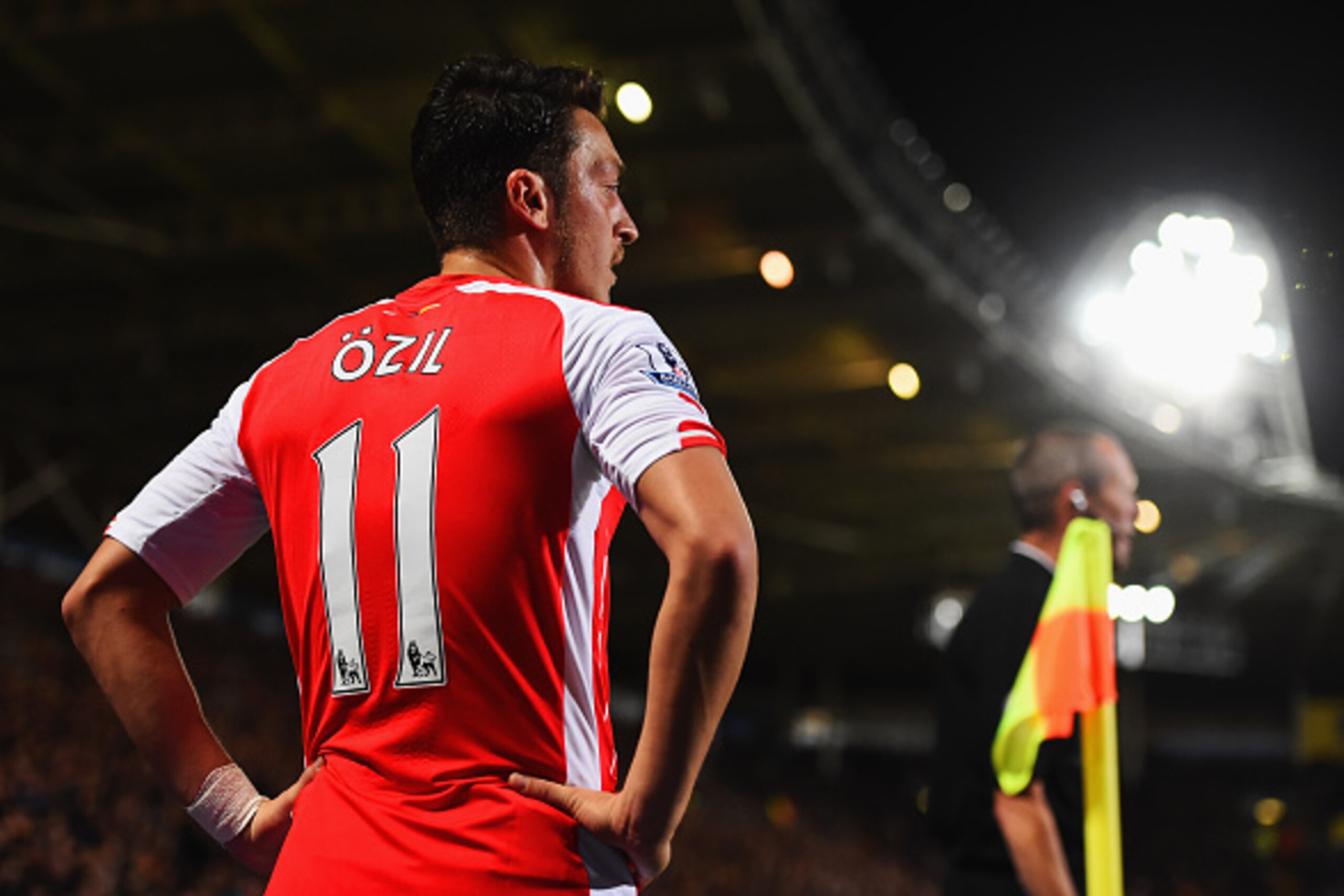 HULL, ENGLAND - MAY 04: Mesut Oezil of Arsenal prepares to take a corner kick during the Barclays Premier League match between Hull City and Arsenal at KC Stadium on May 4, 2015 in Hull, England. (Photo by Laurence Griffiths/Getty Images) HULL, ENGLAND - MAY 04: Mesut Oezil of Arsenal prepares to take a corner kick during the Barclays Premier League match between Hull City and Arsenal at KC Stadium on May 4, 2015 in Hull, England. (Photo by Laurence Griffiths/Getty Images)