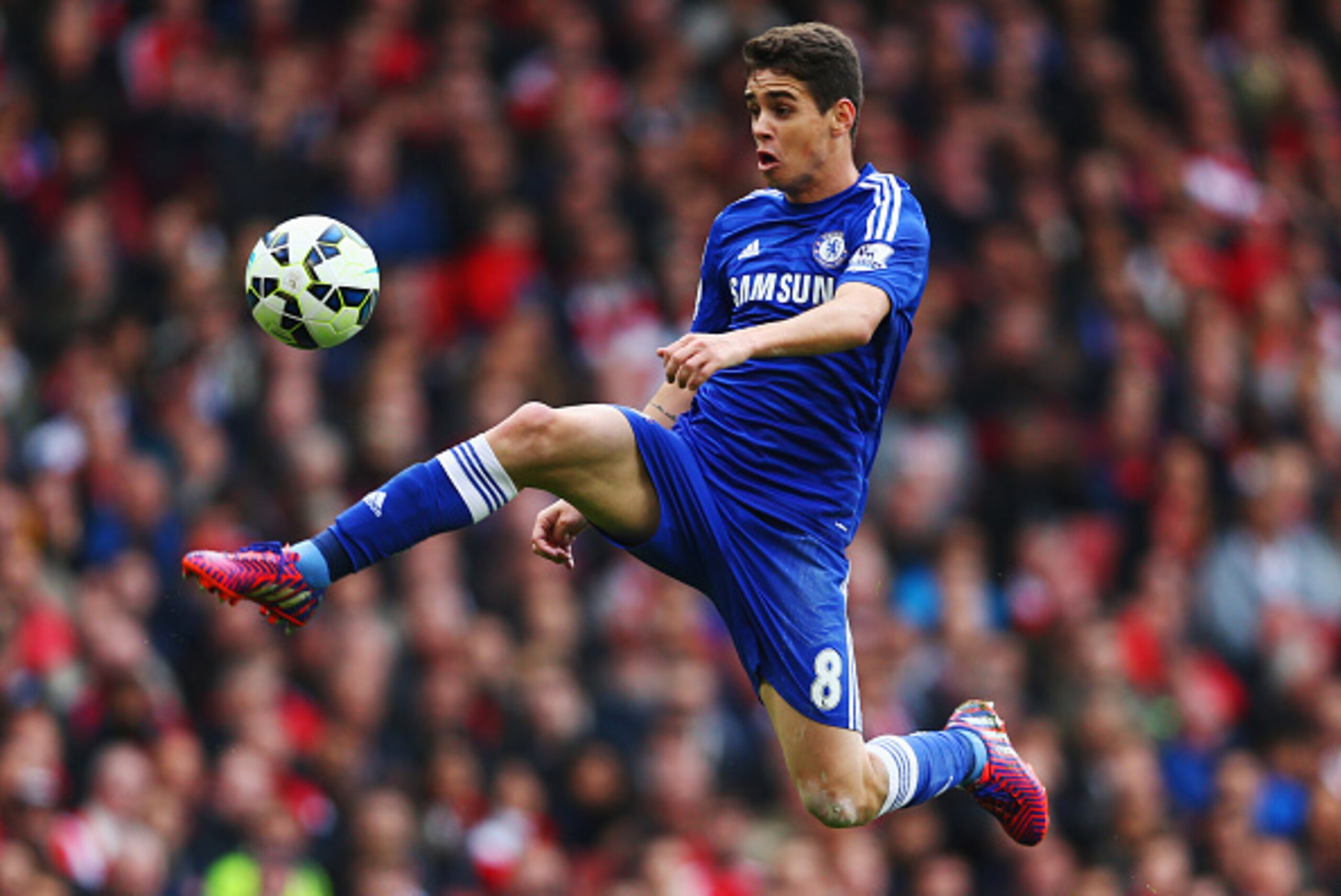 LONDON, ENGLAND - APRIL 26:  Oscar of Chelsea controls the ball during the Barclays Premier League match between Arsenal and Chelsea at Emirates Stadium on April 26, 2015 in London, England.  (Photo by Paul Gilham/Getty Images)
