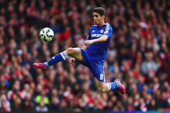 LONDON, ENGLAND - APRIL 26:  Oscar of Chelsea controls the ball during the Barclays Premier League match between Arsenal and Chelsea at Emirates Stadium on April 26, 2015 in London, England.  (Photo by Paul Gilham/Getty Images)